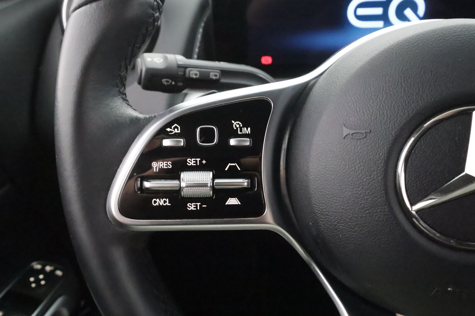 MERCEDES-BENZ EQB 2023 300 4MATIC Business - | Distronic+ | Widescreen | P.kamera | LED-High Performance | Sporttipenkki | Kaistavahti | Katveavustin | Navi | Lisälämmitin |