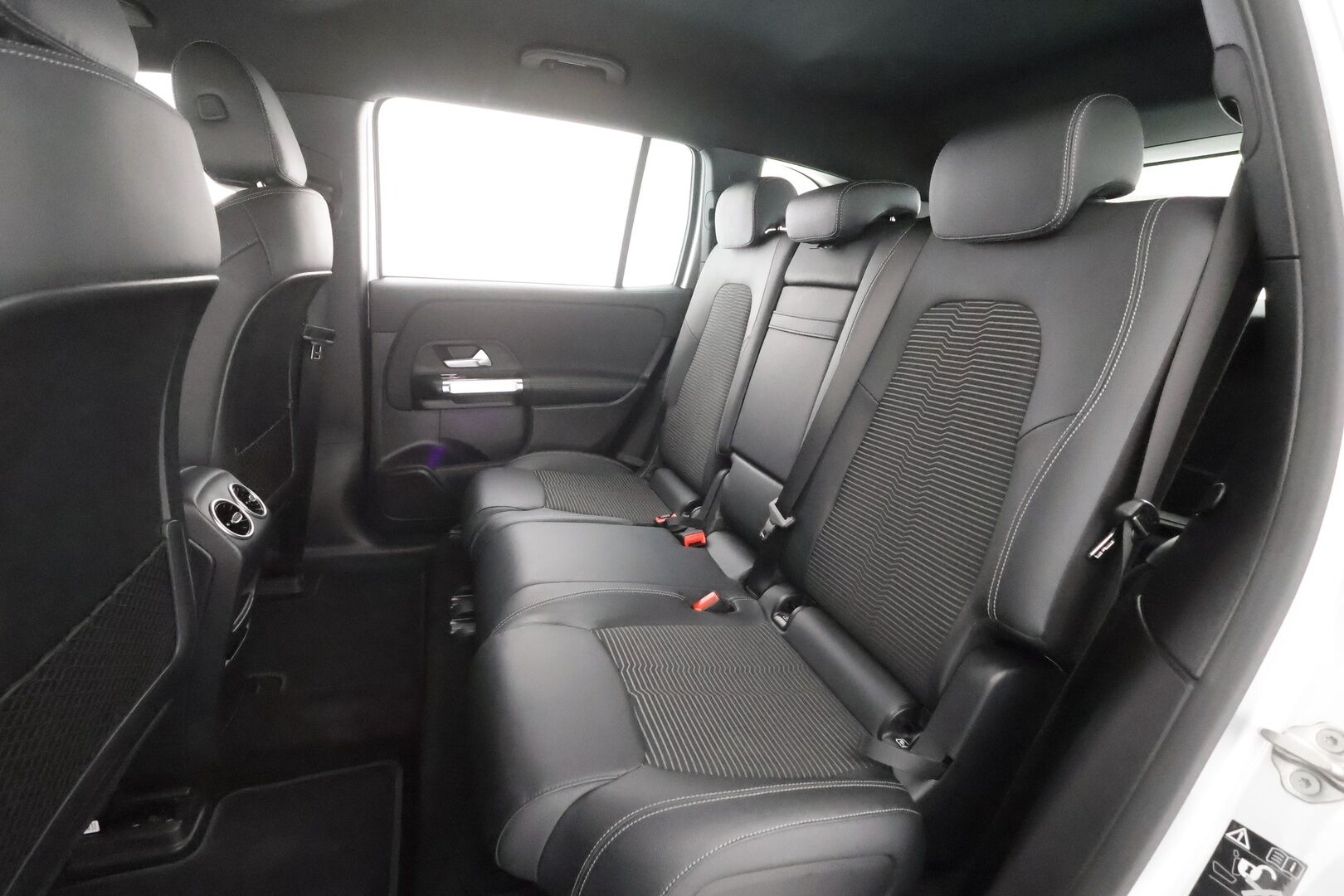 MERCEDES-BENZ EQB 2023 300 4MATIC Business - | Distronic+ | Widescreen | P.kamera | LED-High Performance | Sporttipenkki | Kaistavahti | Katveavustin | Navi | Lisälämmitin |