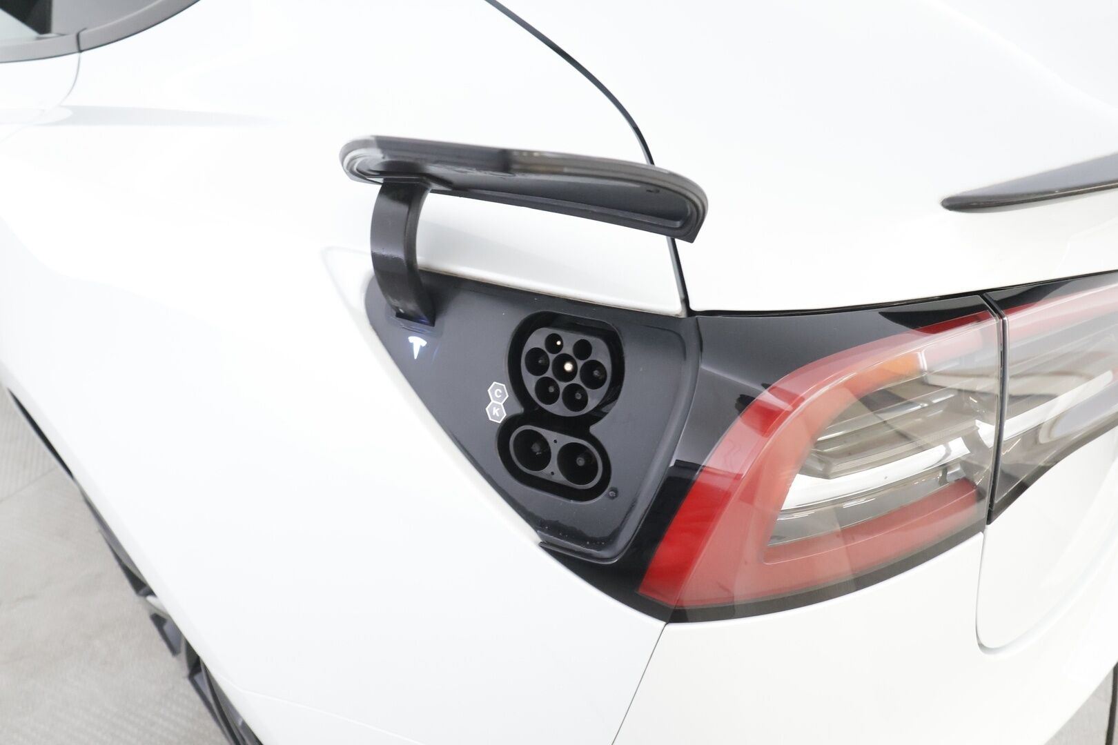 TESLA MODEL 3 2022 Performance - | ILP | ACC | Lasikatto | Matrix-LED | P.Kamera | Muistipenkki | Premium Audio | Navi | Kaistavahti | Keyless | 2x Latauskaapelit | Kahdet renkaat |