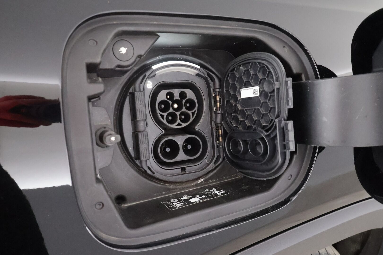 MERCEDES-BENZ EQB 2023 300 4MATIC Business - | DTR+ | ILP | Widescreen | Puolinahat | Ambient | LED | Kuljettajan sporttipenkki | Sähk. takaluukku | 2x renkaat aluin | ALV | 