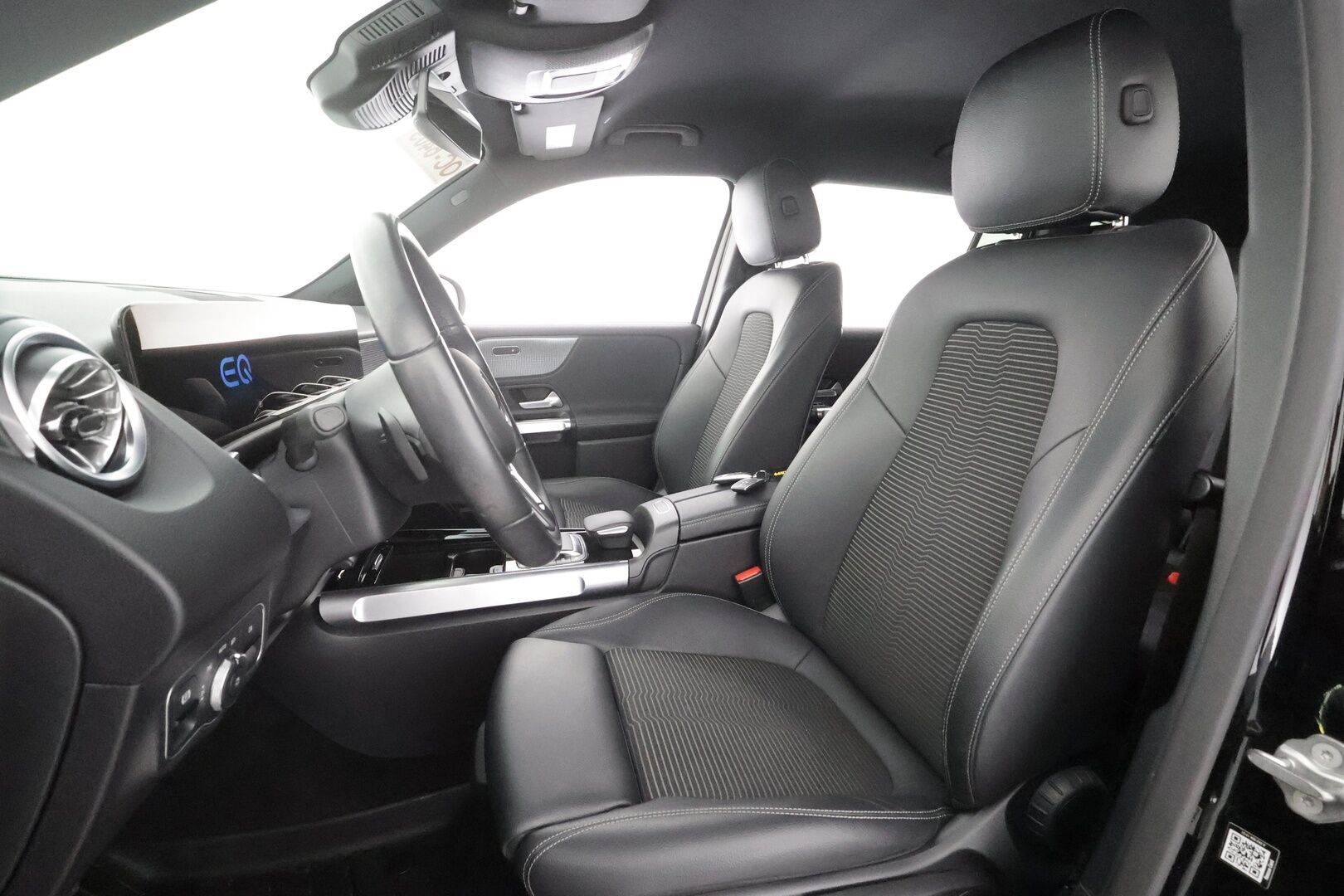 MERCEDES-BENZ EQB 2023 300 4MATIC Business - | DTR+ | ILP | Widescreen | Puolinahat | Ambient | LED | Kuljettajan sporttipenkki | Sähk. takaluukku | 2x renkaat aluin | ALV | 