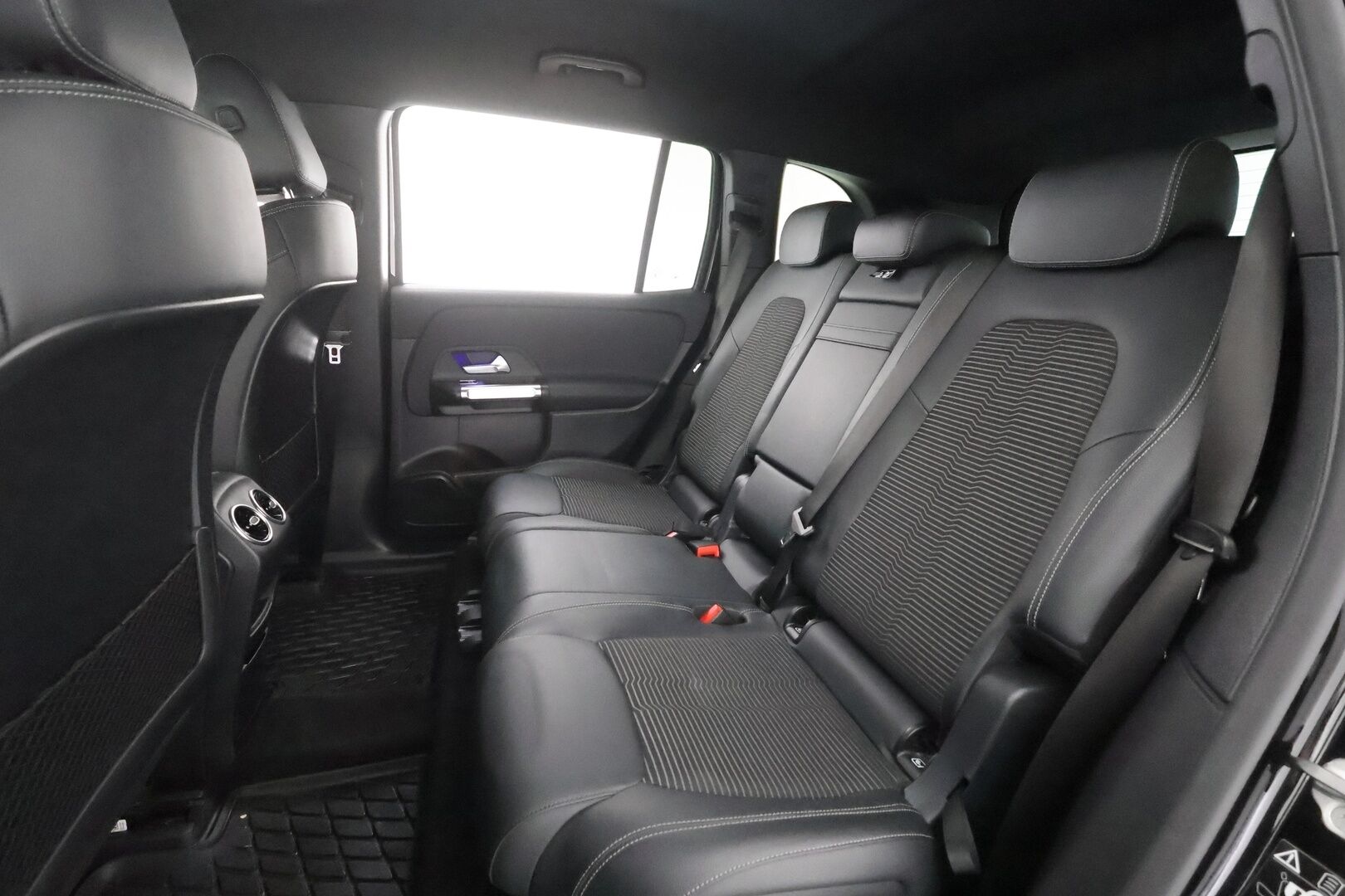 MERCEDES-BENZ EQB 2023 300 4MATIC Business - | DTR+ | ILP | Widescreen | Puolinahat | Ambient | LED | Kuljettajan sporttipenkki | Sähk. takaluukku | 2x renkaat aluin | ALV | 