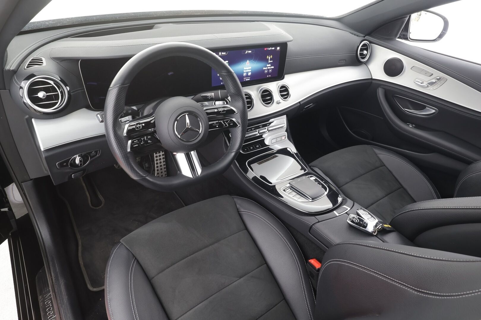 MERCEDES-BENZ E 2022 300 e T A Business AMG - | Distronic+ | Muistipenkit | Koukku | 360° | Widescreen | Keyless | Sporttipenkit | Apple & Android | Ambient | 2x renkaat aluin | ALV | 