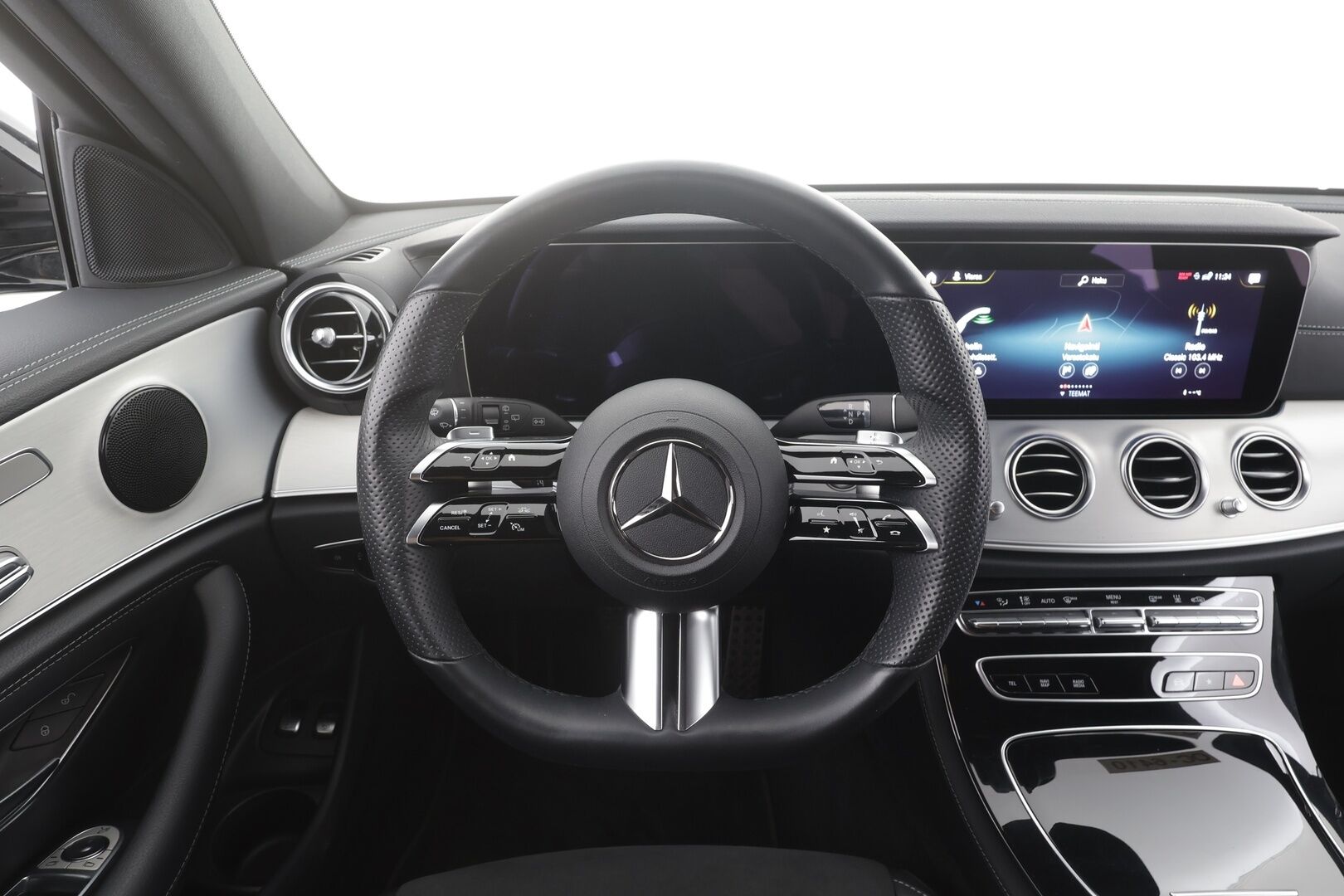 MERCEDES-BENZ E 2022 300 e T A Business AMG - | Distronic+ | Muistipenkit | Koukku | 360° | Widescreen | Keyless | Sporttipenkit | Apple & Android | Ambient | 2x renkaat aluin | ALV | 