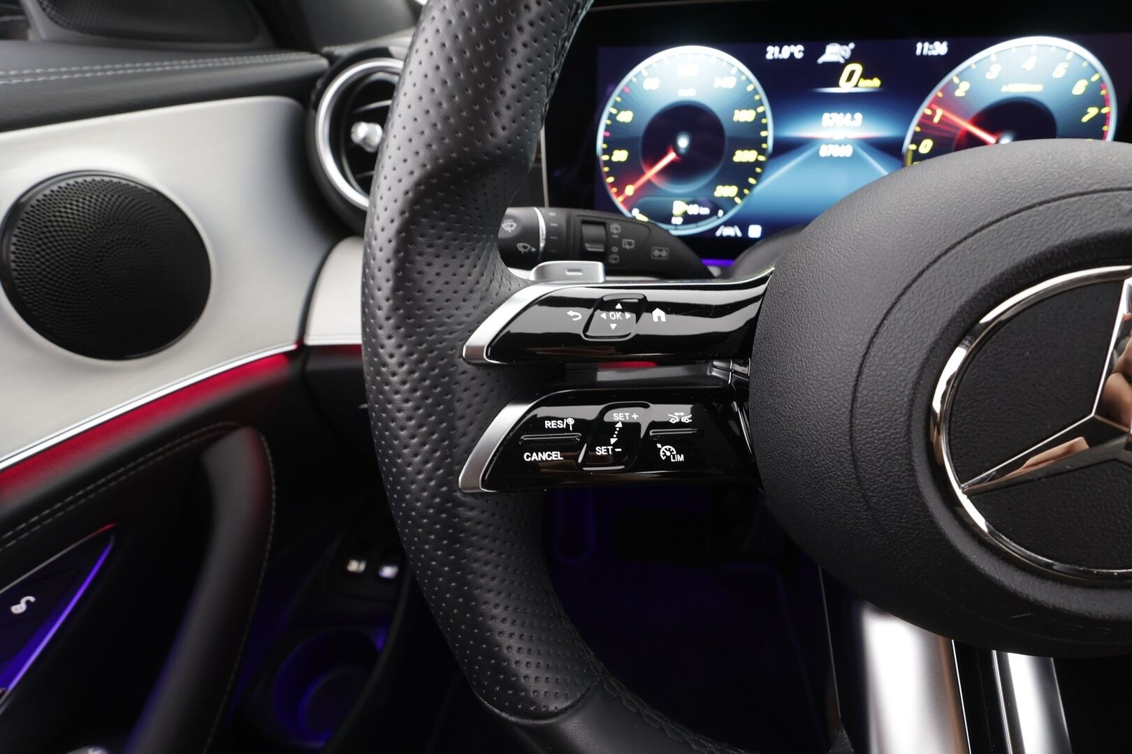 MERCEDES-BENZ E 2022 300 e T A Business AMG - | Distronic+ | Muistipenkit | Koukku | 360° | Widescreen | Keyless | Sporttipenkit | Apple & Android | Ambient | 2x renkaat aluin | ALV | 
