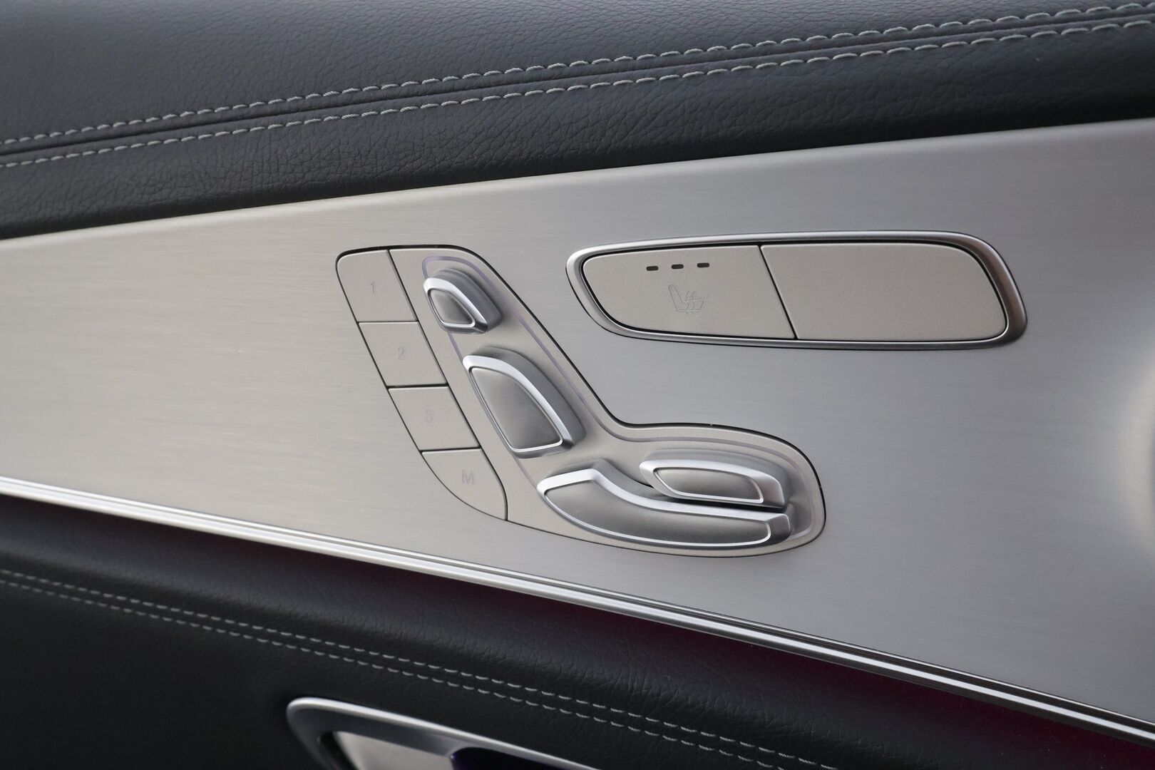 MERCEDES-BENZ E 2022 300 e T A Business AMG - | Distronic+ | Muistipenkit | Koukku | 360° | Widescreen | Keyless | Sporttipenkit | Apple & Android | Ambient | 2x renkaat aluin | ALV | 