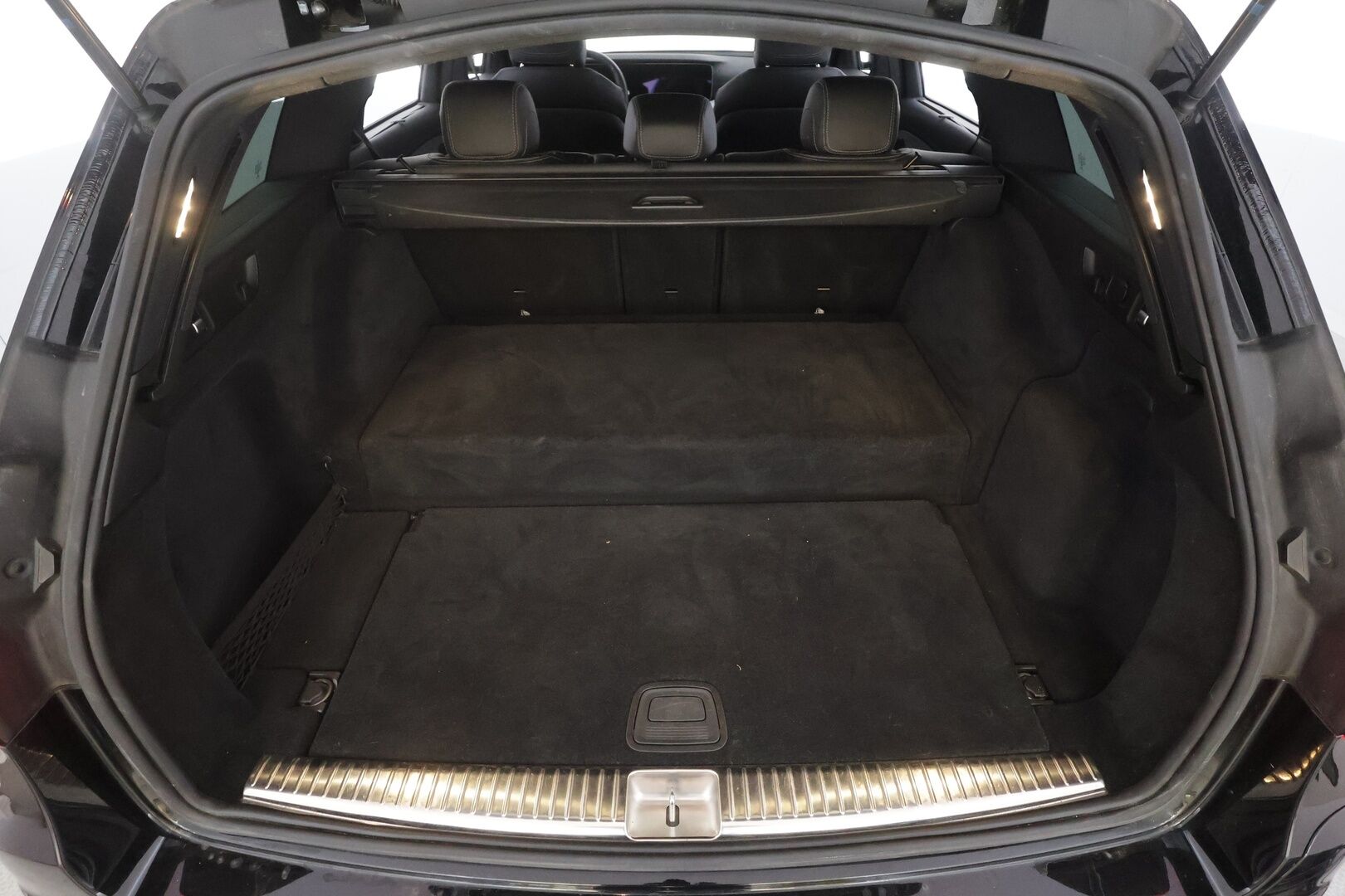 MERCEDES-BENZ E 2022 300 e T A Business AMG - | Distronic+ | Muistipenkit | Koukku | 360° | Widescreen | Keyless | Sporttipenkit | Apple & Android | Ambient | 2x renkaat aluin | ALV | 