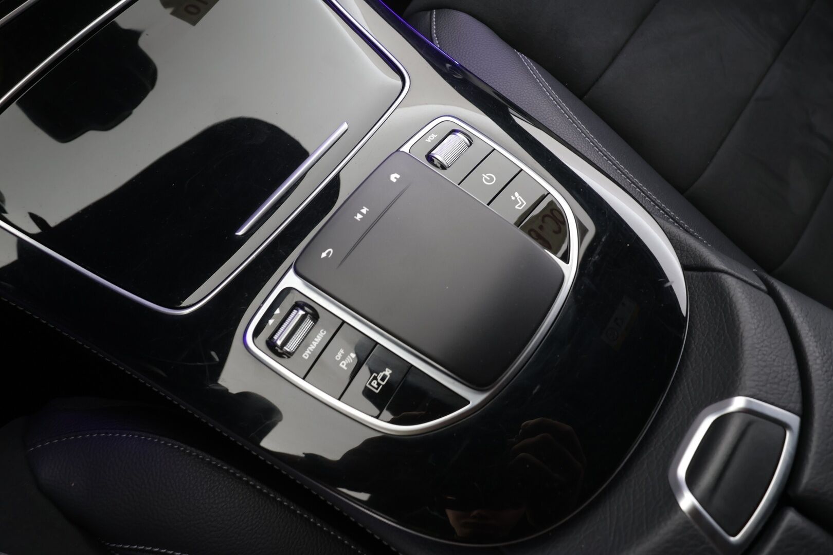 MERCEDES-BENZ E 2022 300 e T A Business AMG - | Distronic+ | Muistipenkit | Koukku | 360° | Widescreen | Keyless | Sporttipenkit | Apple & Android | Ambient | 2x renkaat aluin | ALV | 