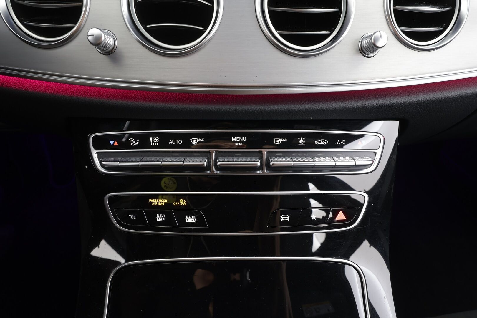 MERCEDES-BENZ E 2022 300 e T A Business AMG - | Distronic+ | Muistipenkit | Koukku | 360° | Widescreen | Keyless | Sporttipenkit | Apple & Android | Ambient | 2x renkaat aluin | ALV | 