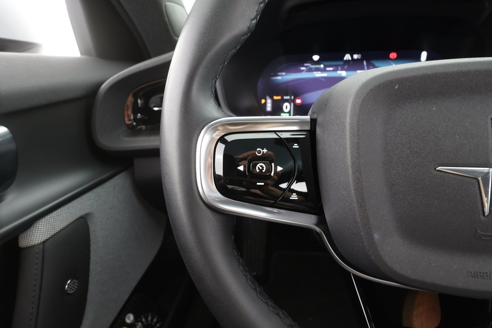 POLESTAR 2 2021 Long Range Dual Motor, 300kW, 78kWh - | Pilot&Plus | Koukku | Pixel-LED | 360° | Lasikatto | Harman/Kardon | Muistipenkki | Sporttipenkit | BLIS | 2x polestar alut | Merkkihuollot | 