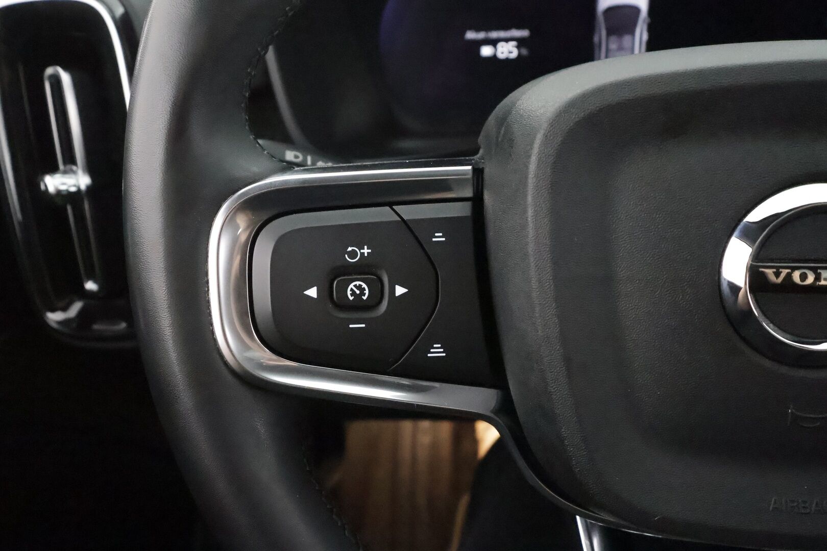Volvo C40 2023 Recharge Twin Motor Ultimate - | ACC | ILP | Koukku | Harman/Kardon | 360° | Muistipenkki | Lasikatto | Keyless | Sporttipenkit | BLIS | Pilot assist | Merkkihuollot | ALV | 