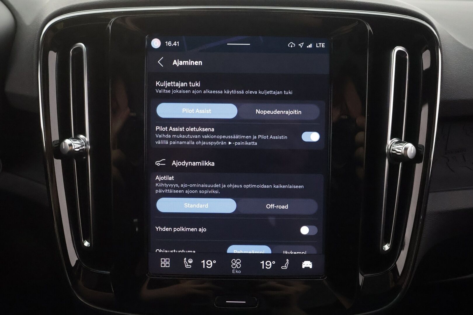 Volvo C40 2023 Recharge Twin Motor Ultimate - | ACC | ILP | Koukku | Harman/Kardon | 360° | Muistipenkki | Lasikatto | Keyless | Sporttipenkit | BLIS | Pilot assist | Merkkihuollot | ALV | 