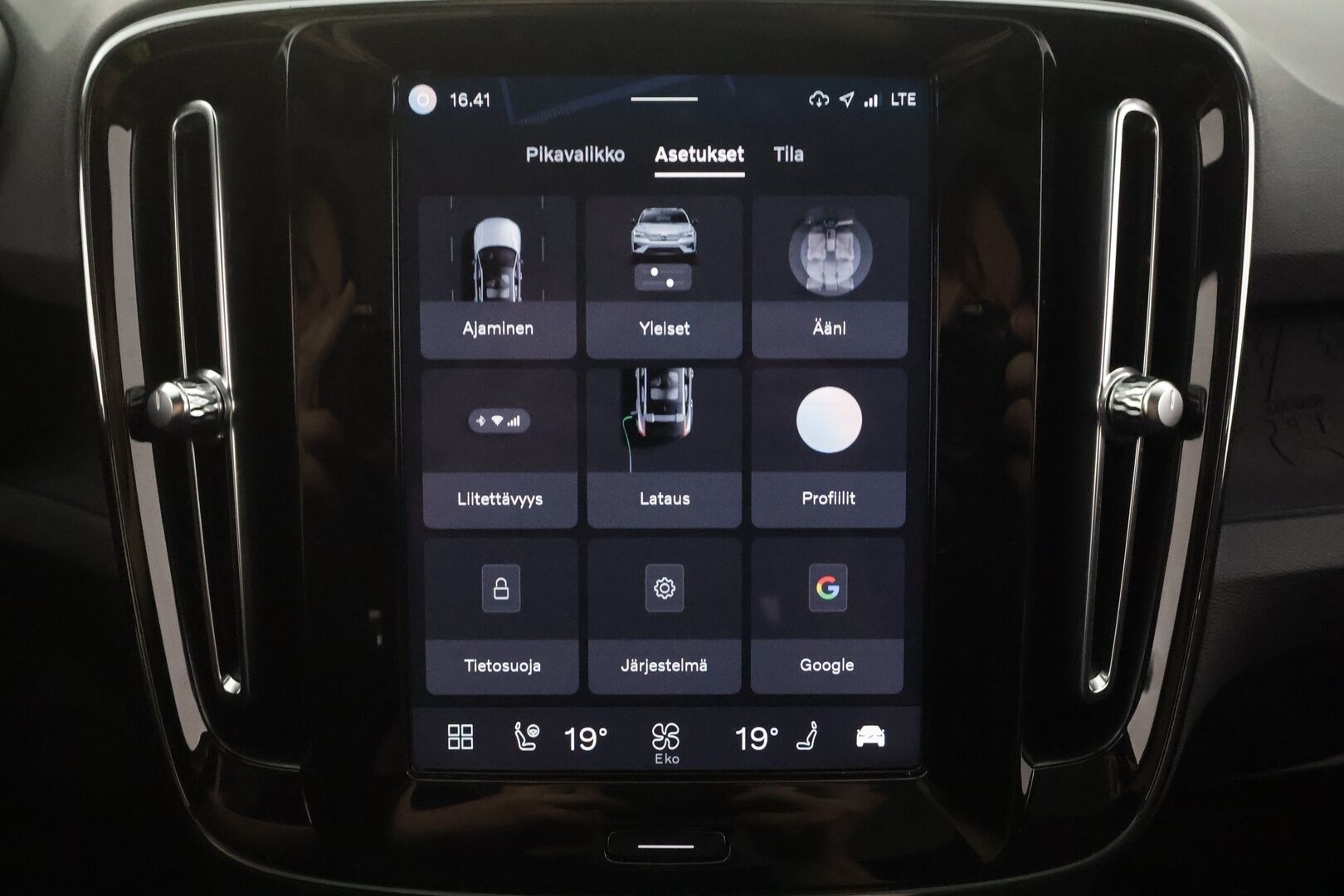 Volvo C40 2023 Recharge Twin Motor Ultimate - | ACC | ILP | Koukku | Harman/Kardon | 360° | Muistipenkki | Lasikatto | Keyless | Sporttipenkit | BLIS | Pilot assist | Merkkihuollot | ALV | 