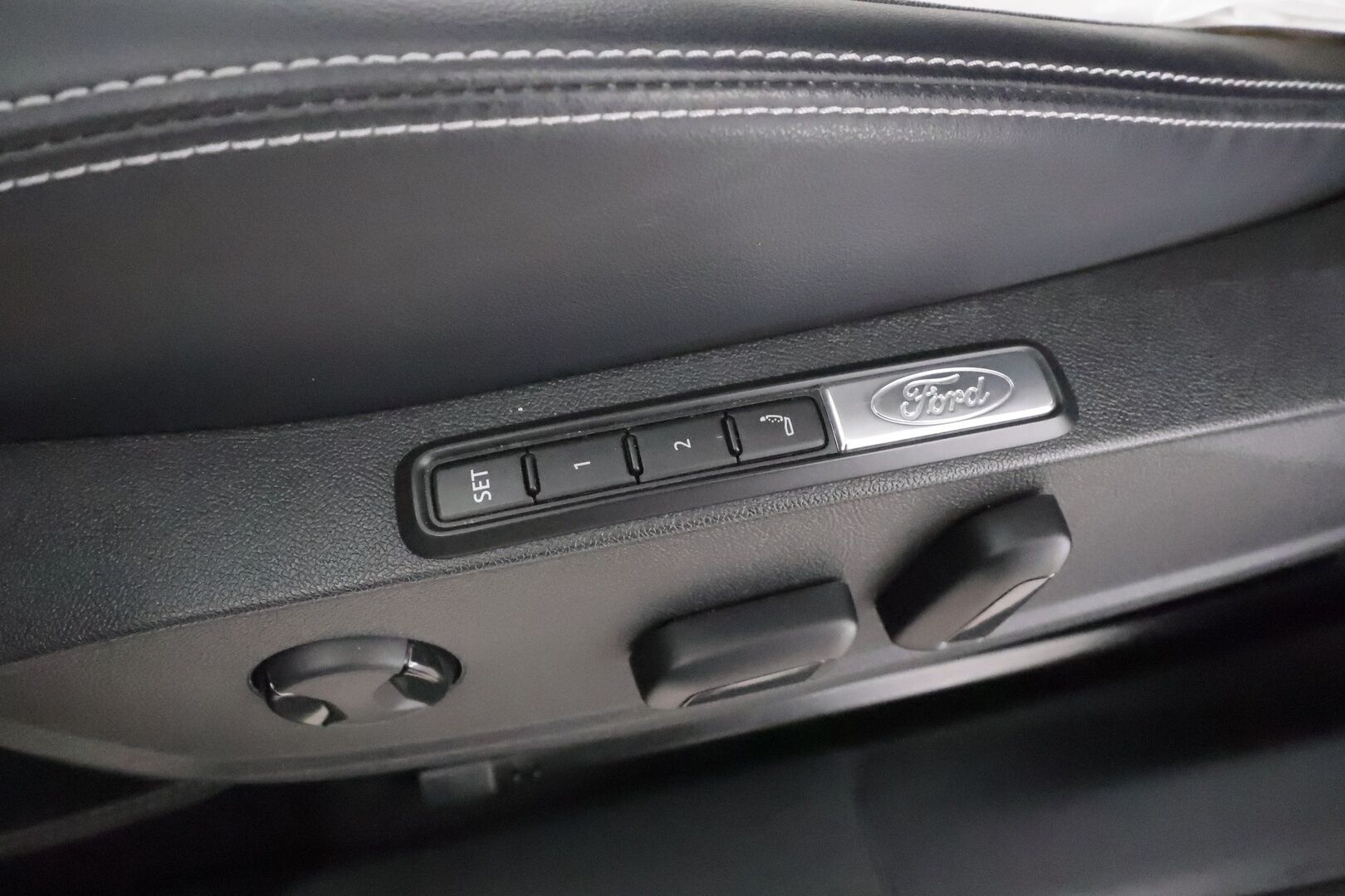 FORD EXPLORER 2025 RWD Extended Range - | ACC | ILP | Muistipenkit | Sporttipenkit | Puolinahat | P.kamera | Keyless | Kaistavahti | Akuston esilämmitys | BSM | RCTA | Navi |   
