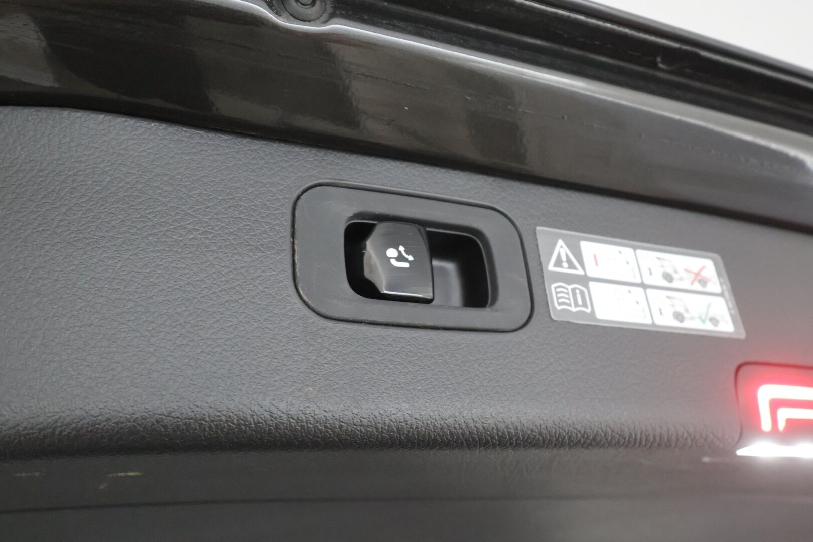 Mercedes-Benz C 2023 300 e T A Business Avantgarde - | Distronic+ | Koukku | High Performance LED | Burmester | P.kamera | Osasähköt puolinahoilla | Apple&Android | Kahdet Renkaat | Koti&Kauppalaturi |