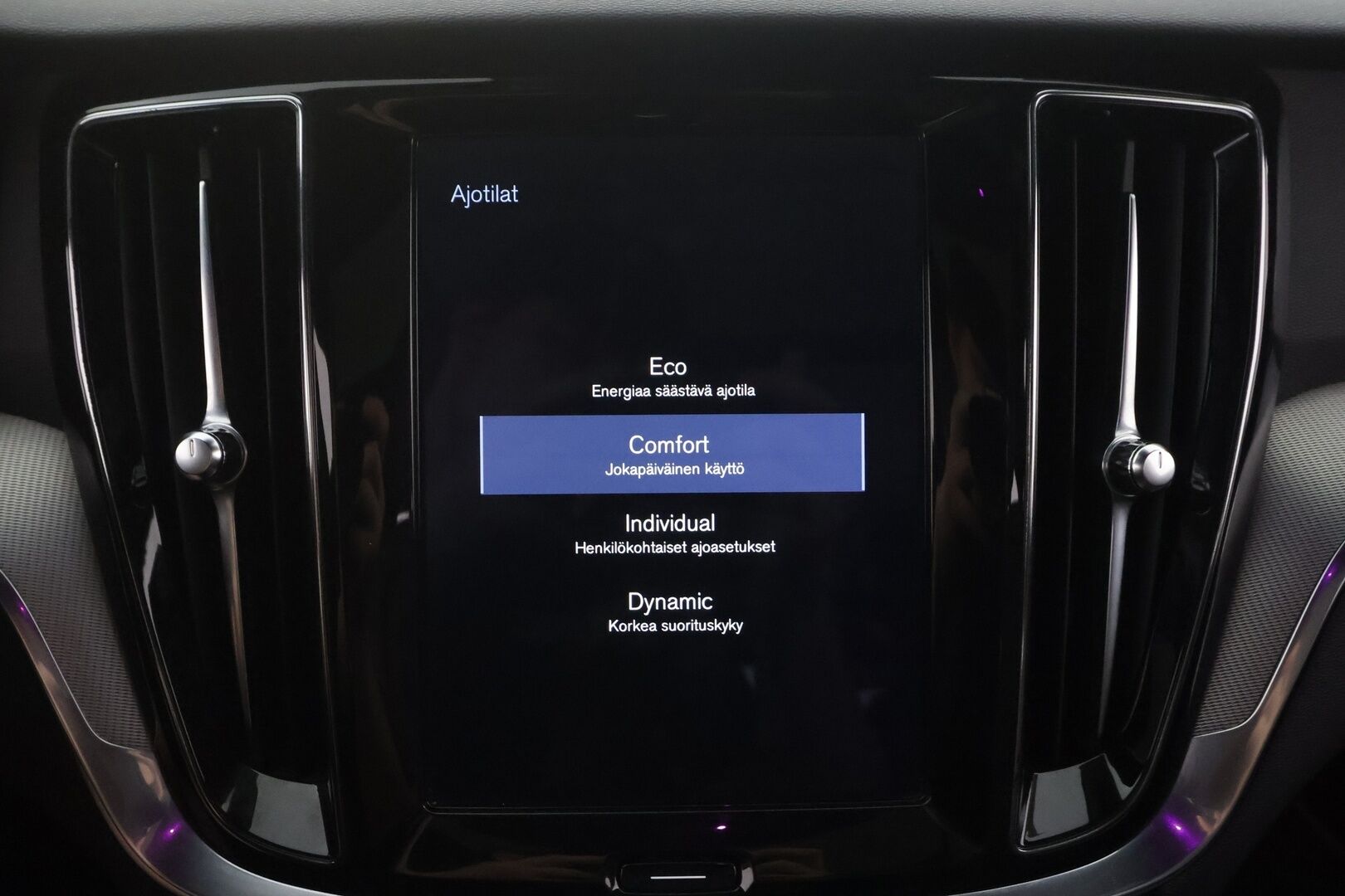 Volvo V60 2020 T5 AWD R-Design - | ACC | Styling Kit | Webasto | 360° | HUD | Sporttinahat | Panorama | Muistipenkki | Koukku | Pilot Assist | BLIS | Keyless | Full-LED | 