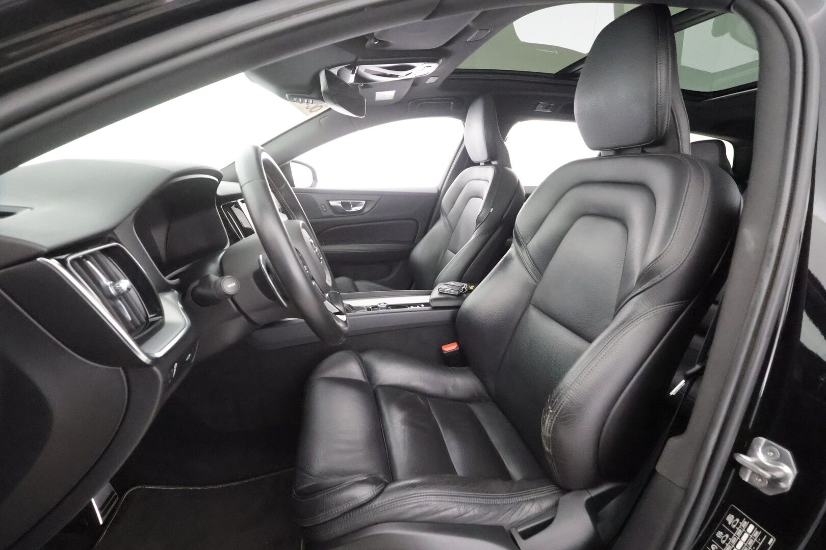 Volvo V60 2020 T5 AWD R-Design - | ACC | Styling Kit | Webasto | 360° | HUD | Sporttinahat | Panorama | Muistipenkki | Koukku | Pilot Assist | BLIS | Keyless | Full-LED | 