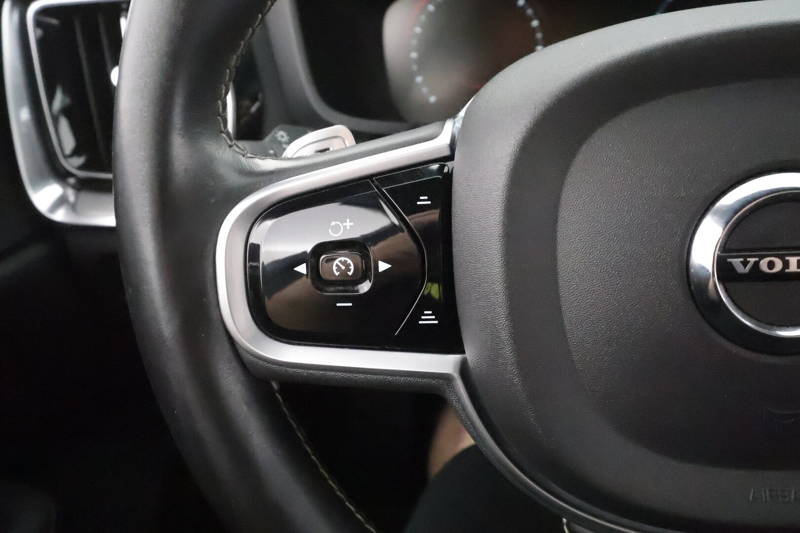 Volvo V60 2020 T5 AWD R-Design - | ACC | Styling Kit | Webasto | 360° | HUD | Sporttinahat | Panorama | Muistipenkki | Koukku | Pilot Assist | BLIS | Keyless | Full-LED | 