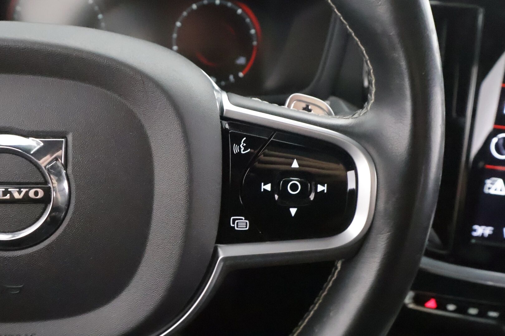 Volvo V60 2020 T5 AWD R-Design - | ACC | Styling Kit | Webasto | 360° | HUD | Sporttinahat | Panorama | Muistipenkki | Koukku | Pilot Assist | BLIS | Keyless | Full-LED | 