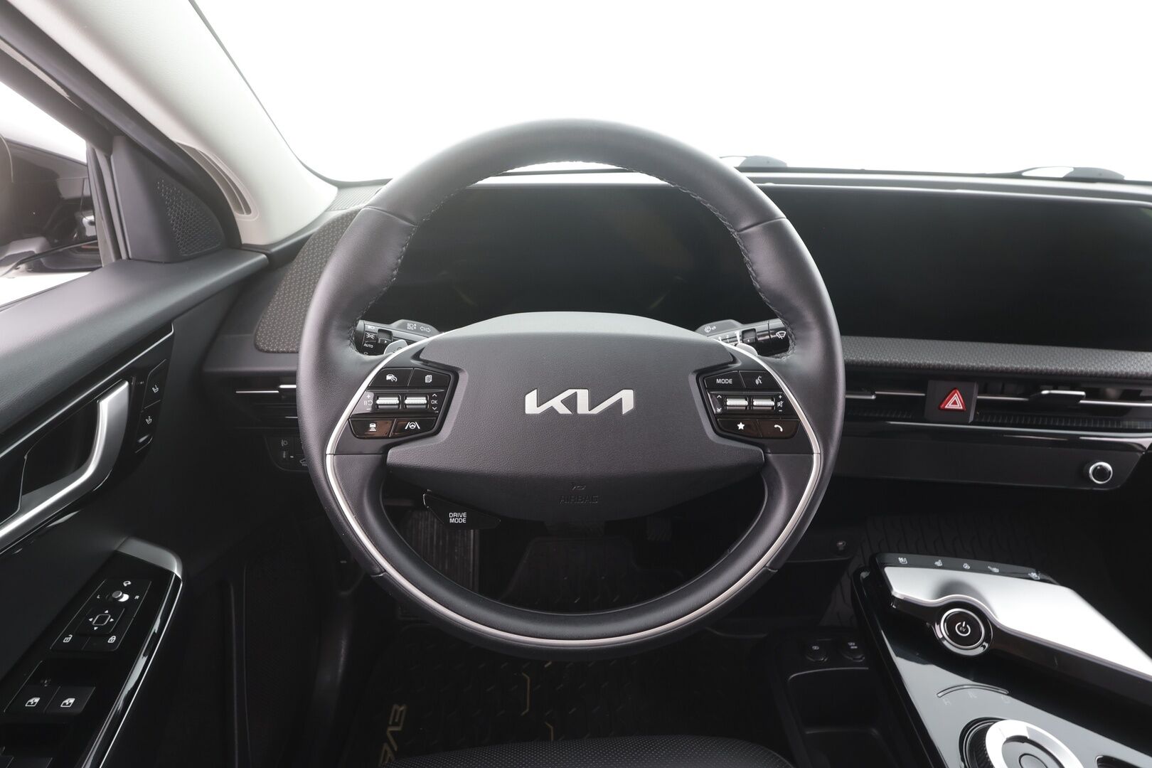 KIA EV6 2023 AWD 77 kWh 325 hv - | ACC | ILP | Koukku | Ilmastoidut nahat | Muistipenkki | 360° | HDA | Ambient | Keyless | Sähk. takaluukku | 2x renkaat aluin | ALV | 