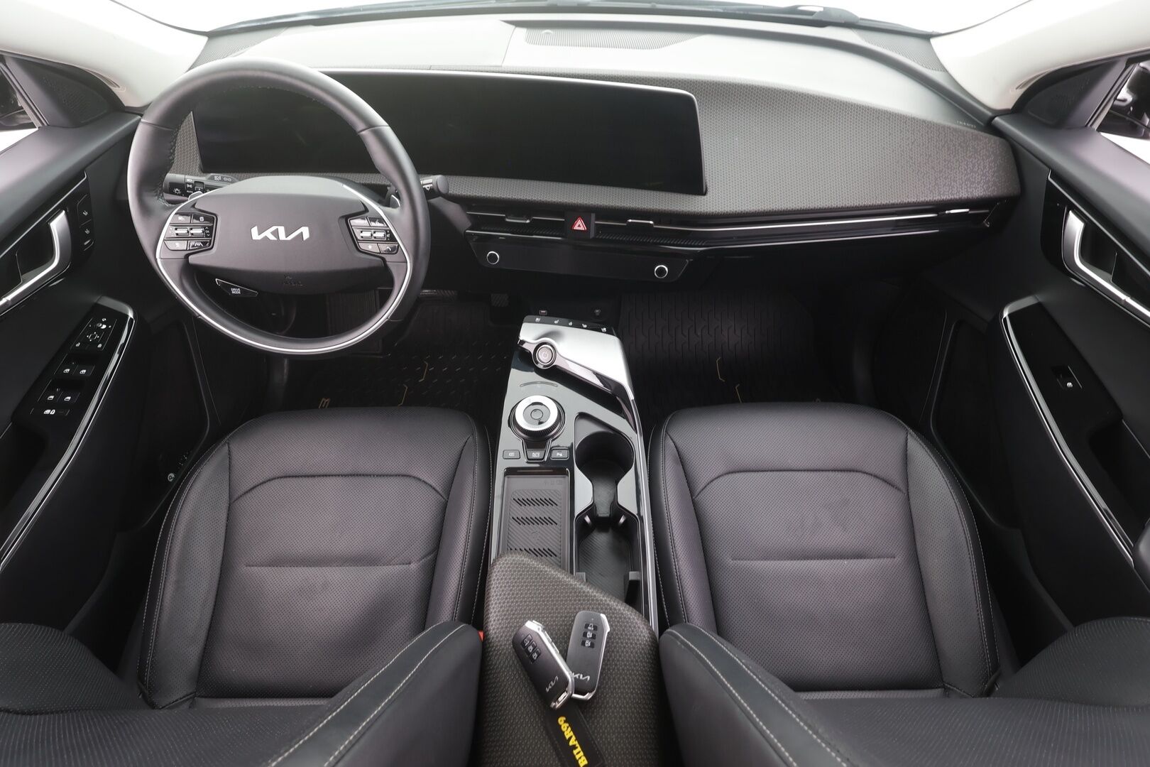 KIA EV6 2023 AWD 77 kWh 325 hv - | ACC | ILP | Koukku | Ilmastoidut nahat | Muistipenkki | 360° | HDA | Ambient | Keyless | Sähk. takaluukku | 2x renkaat aluin | ALV | 