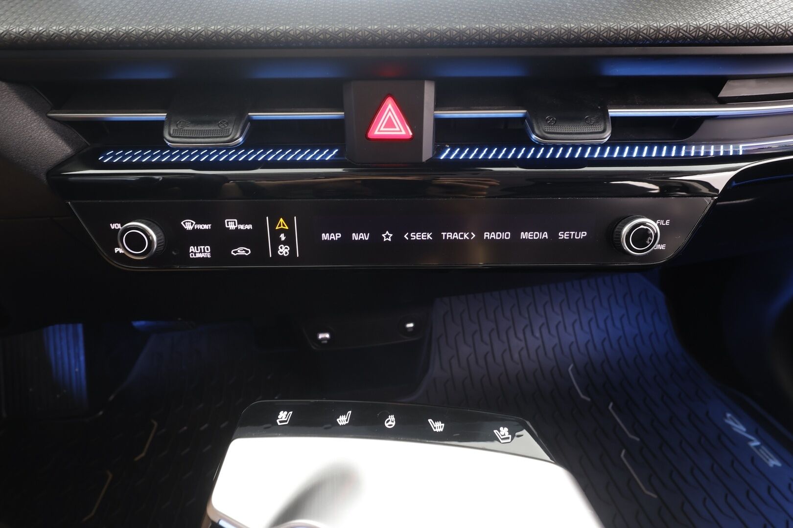 KIA EV6 2023 AWD 77 kWh 325 hv - | ACC | ILP | Koukku | Ilmastoidut nahat | Muistipenkki | 360° | HDA | Ambient | Keyless | Sähk. takaluukku | 2x renkaat aluin | ALV | 