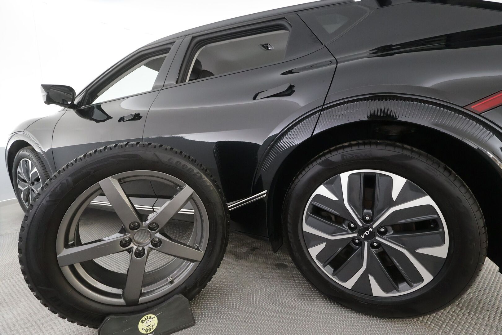 KIA EV6 2023 AWD 77 kWh 325 hv - | ACC | ILP | Koukku | Ilmastoidut nahat | Muistipenkki | 360° | HDA | Ambient | Keyless | Sähk. takaluukku | 2x renkaat aluin | ALV | 