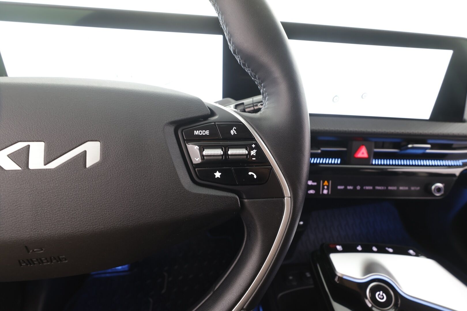 KIA EV6 2023 AWD 77 kWh 325 hv - | ACC | ILP | Koukku | Ilmastoidut nahat | Muistipenkki | 360° | HDA | Ambient | Keyless | Sähk. takaluukku | 2x renkaat aluin | ALV | 