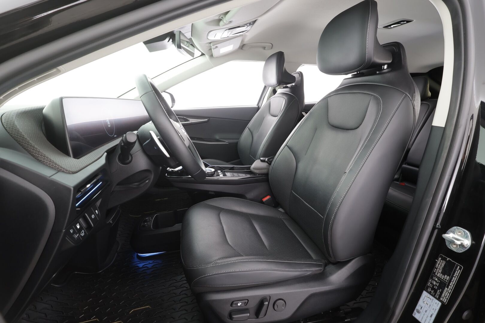 KIA EV6 2023 AWD 77 kWh 325 hv - | ACC | ILP | Koukku | Ilmastoidut nahat | Muistipenkki | 360° | HDA | Ambient | Keyless | Sähk. takaluukku | 2x renkaat aluin | ALV | 
