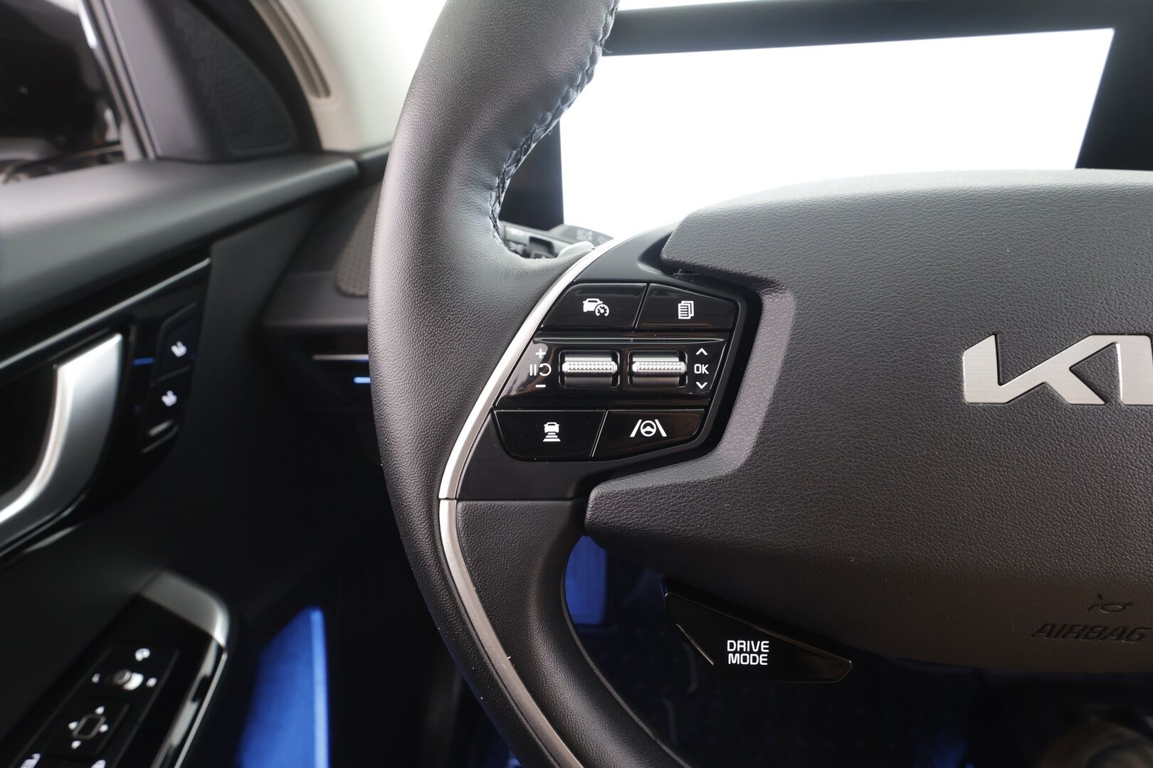 KIA EV6 2023 AWD 77 kWh 325 hv - | ACC | ILP | Koukku | Ilmastoidut nahat | Muistipenkki | 360° | HDA | Ambient | Keyless | Sähk. takaluukku | 2x renkaat aluin | ALV | 