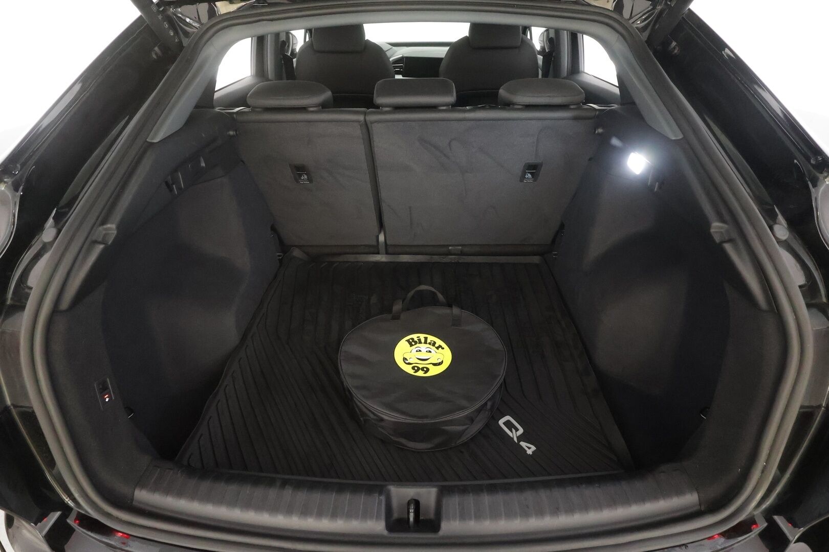 AUDI Q4 E-TRON 2024 50 e-tron quattro Sportback - | ILP | Koukku | ACC | Matrix-LED | P.Kamera | Sporttipenkit | Kaistavahti | 2x Latauskaapelit | Kahdet renkaat | Merkkihuollot |