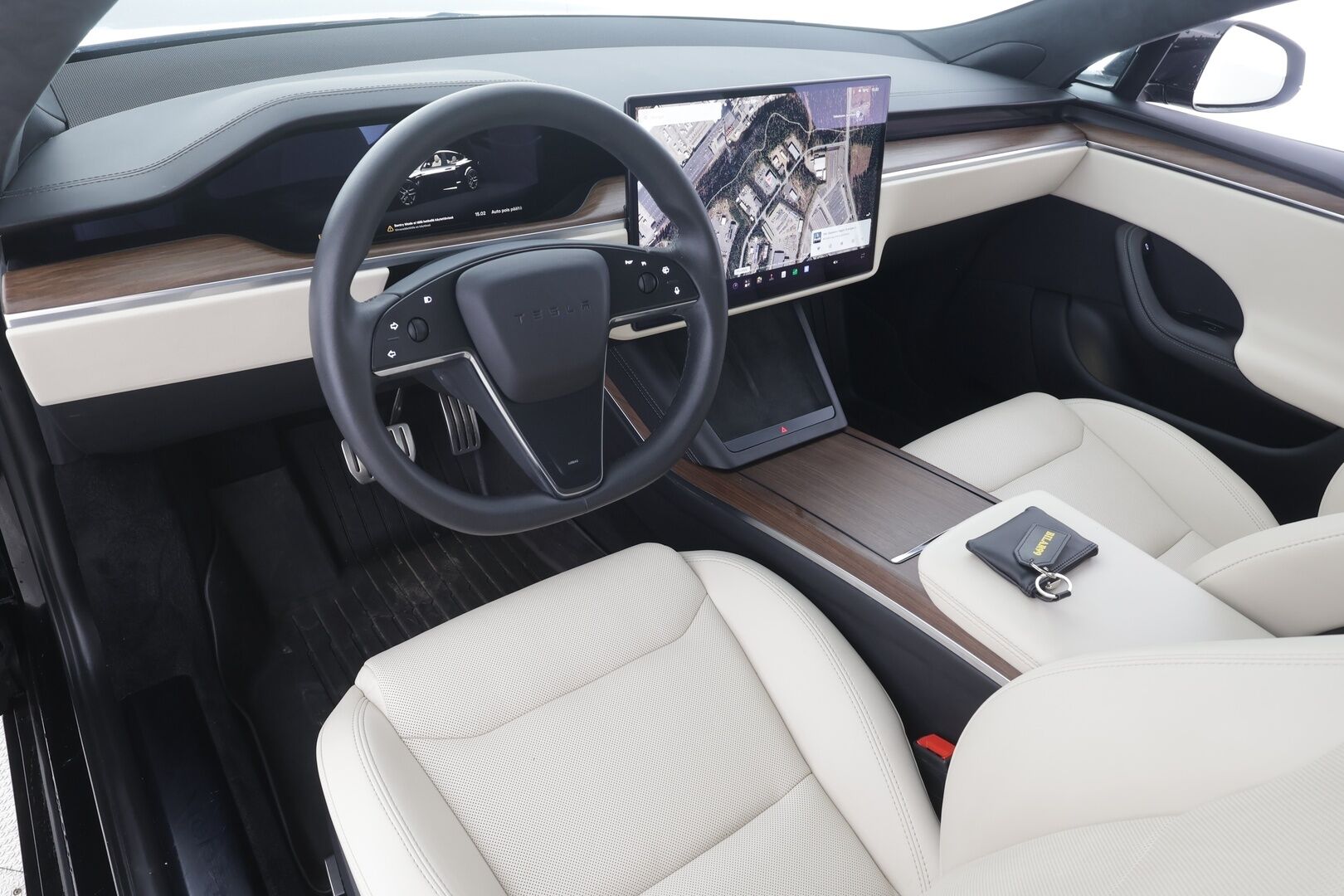 TESLA MODEL S 2023 100kWh Long Range AWD - | Koukku | Ilma-alusta | ILP | ACC | Matrix-LED | Lasikatto | P.Kamera | Ilmastoitu Muistipenkki | Premium Audio | Navi | Keyless  | 2x Latauskaapelit | Kahdet renkaat |