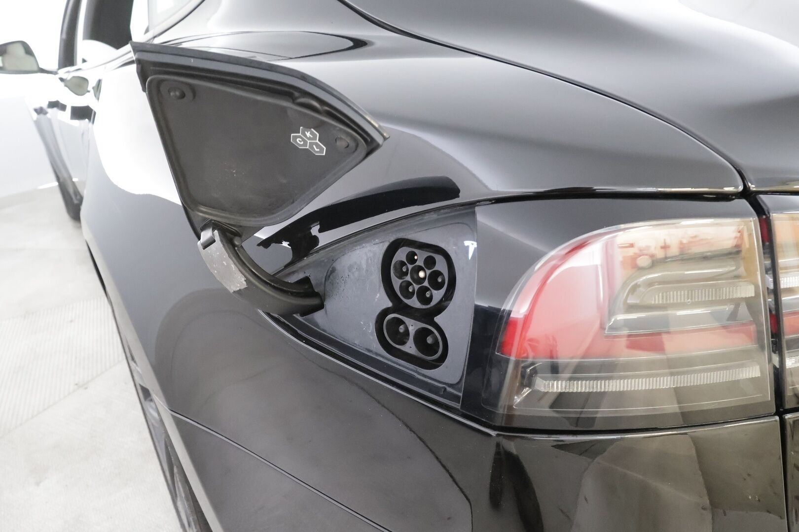 TESLA MODEL S 2023 100kWh Long Range AWD - | Koukku | Ilma-alusta | ILP | ACC | Matrix-LED | Lasikatto | P.Kamera | Ilmastoitu Muistipenkki | Premium Audio | Navi | Keyless  | 2x Latauskaapelit | Kahdet renkaat |