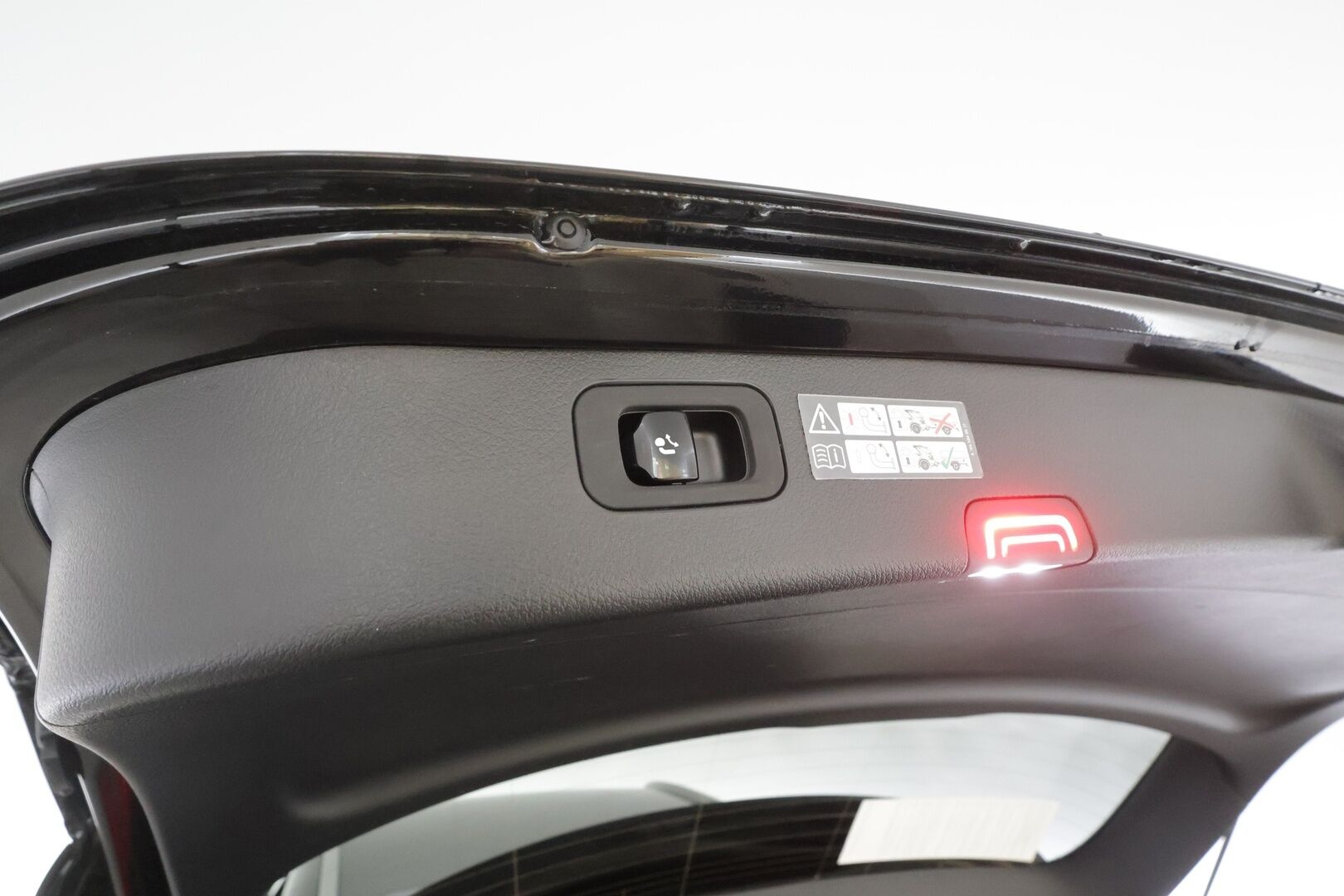 MERCEDES-BENZ C 2023 300e T a 9G-Tronic Avantgarde - | Distronic Pro | Akkukäyttöinen | Koukku | Ruskeat Nahat | P.Kamera | Burmester | LED High Performance | Kahdet Renkaat |