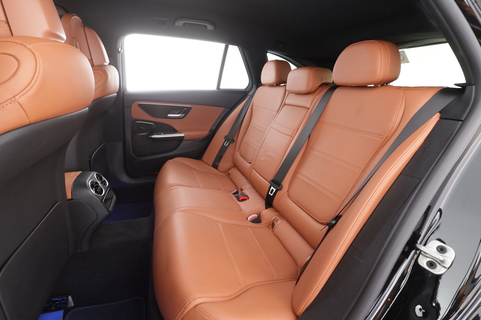 MERCEDES-BENZ C 2023 300e T a 9G-Tronic Avantgarde - | Distronic Pro | Akkukäyttöinen | Koukku | Ruskeat Nahat | P.Kamera | Burmester | LED High Performance | Kahdet Renkaat |