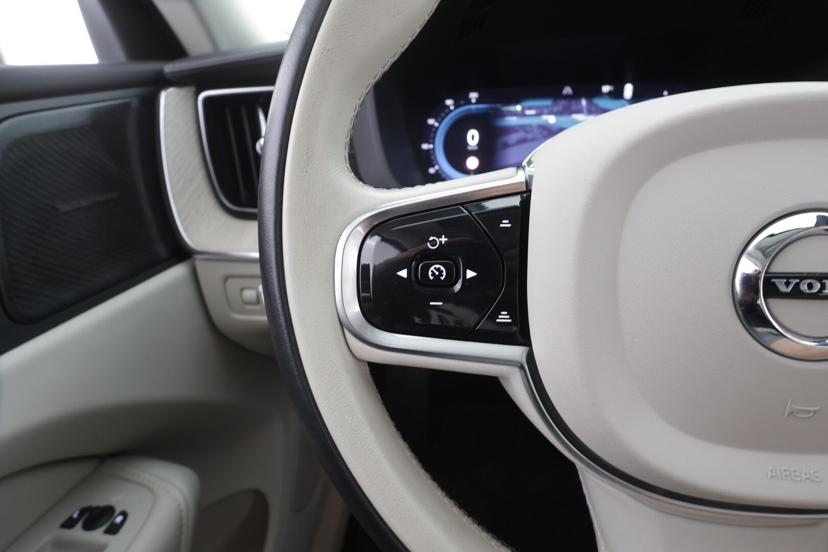 Volvo XC60 2022 T6 AWD Recharge Long Range Inscription - | ACC | Webasto | Koukku | Ilm. muistinahat | Harman/Kardon | 360° | Panorama | Pilot assist | Sporttipenkit | Merkkihuollot | 2x renkaat aluin |