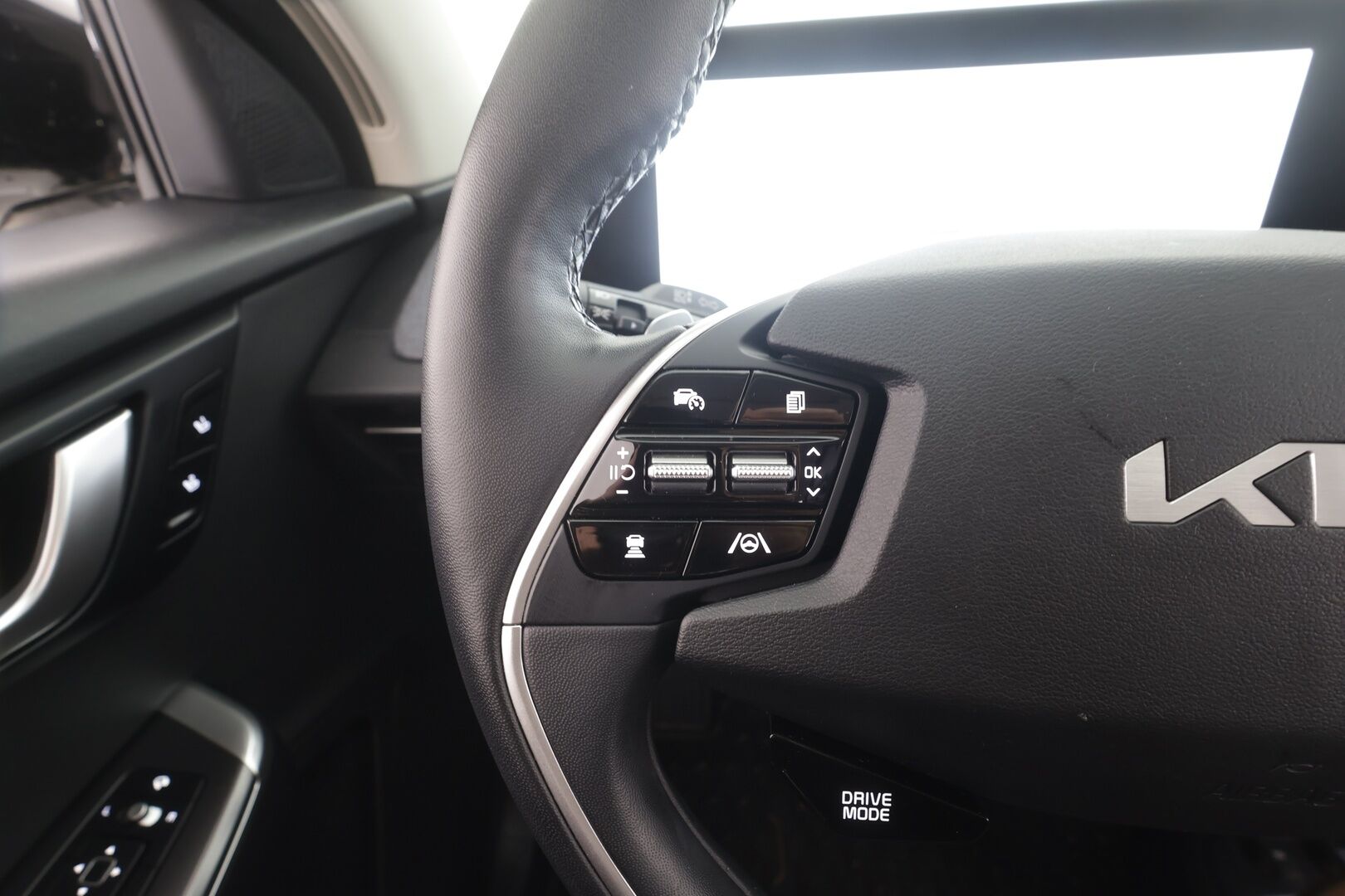 KIA EV6 2023 RWD 77 kWh 229 hv - | ACC | ILP | LED | P.Kamera | Ratinlämmitys | Puolinahat | Widescreen | Apple&Android | Merkkihuollettu | Kahdet Renkaat |