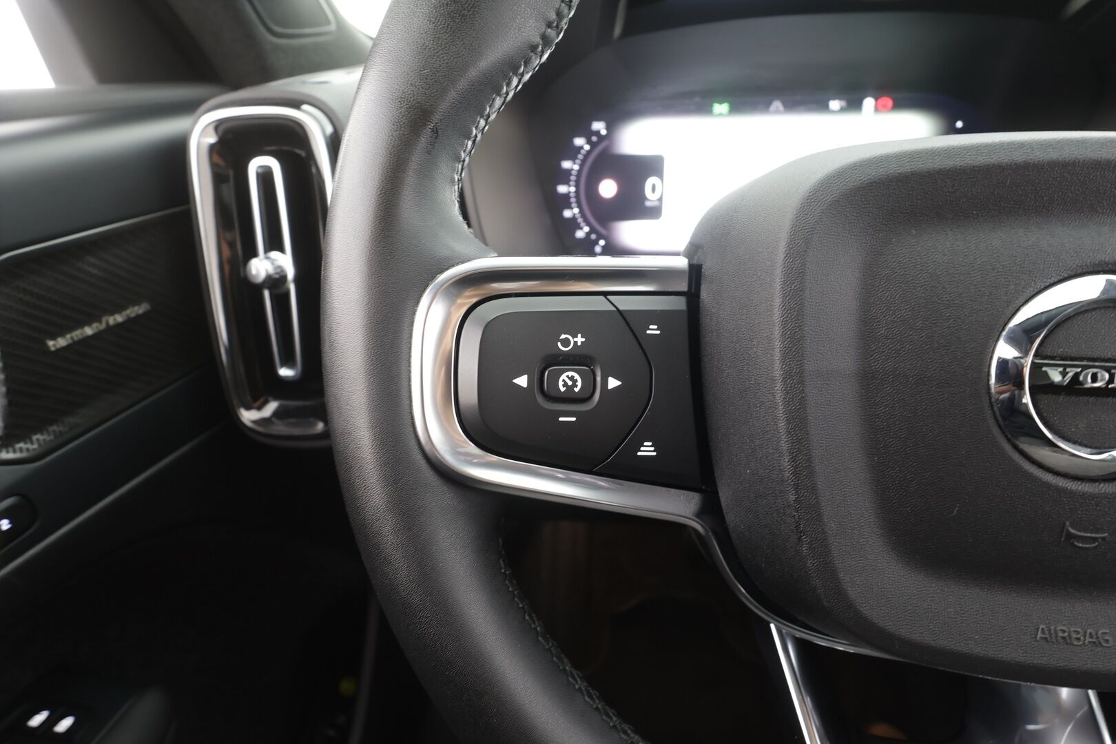Volvo XC40 2023 Recharge Twin Ultimate - | ACC | ILP | Koukku | H/K | Panorama | 360° | Muistipenkki | Sporttipenkit | Pilot Assist | BLIS | Keyless | Merkkihuollot | ALV |