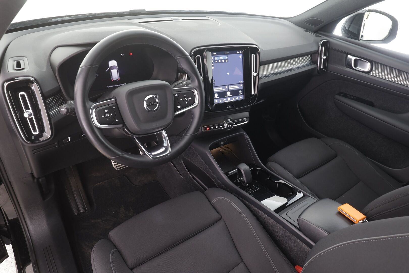 Volvo XC40 2022 P6 Recharge Plus - | ACC | ILP | Koukku | Muistipenkki | Sporttipenkit | Pilot Assist | P.kamera | BLIS | Keyless | Sähk. takaluukku | 2x renkaat aluin | Merkkihuollot | 