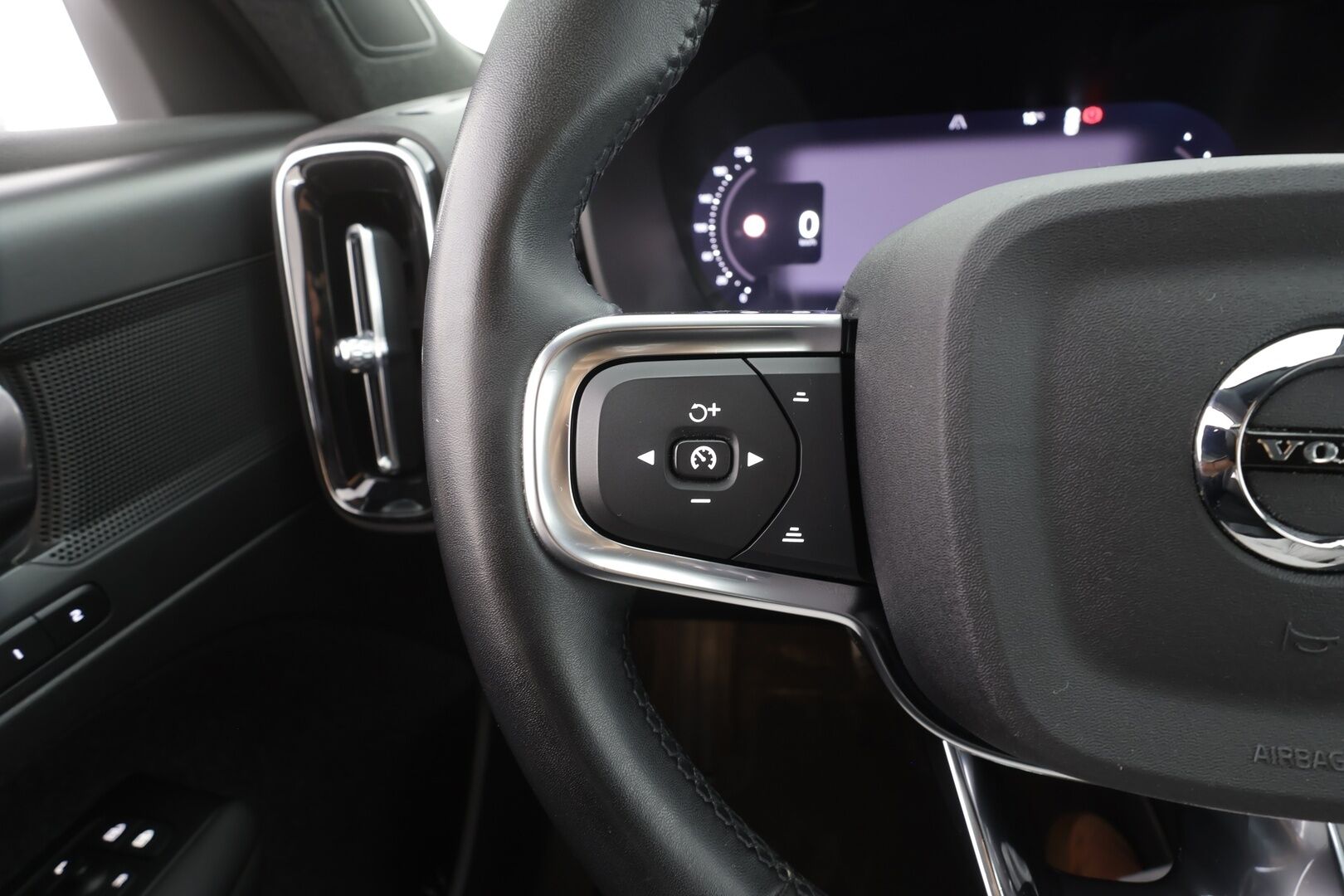 Volvo XC40 2022 P6 Recharge Plus - | ACC | ILP | Koukku | Muistipenkki | Sporttipenkit | Pilot Assist | P.kamera | BLIS | Keyless | Sähk. takaluukku | 2x renkaat aluin | Merkkihuollot | 