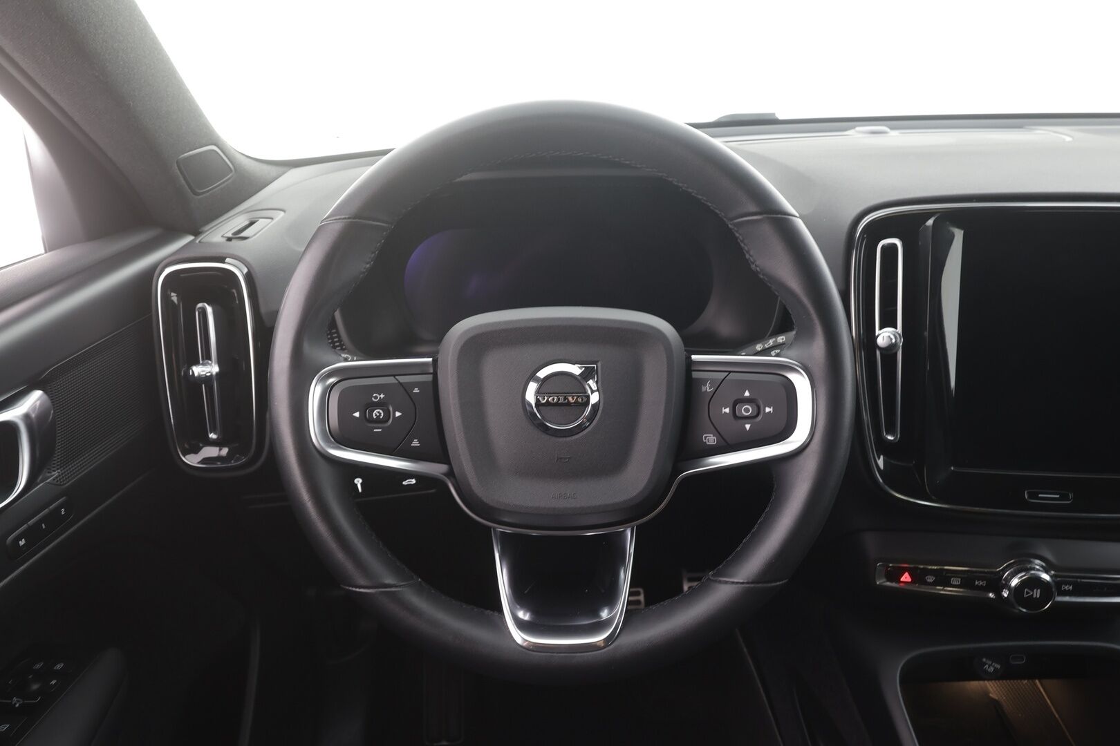Volvo XC40 2022 P6 Recharge Plus - | ACC | ILP | Koukku | Muistipenkki | Sporttipenkit | Pilot Assist | P.kamera | BLIS | Keyless | Sähk. takaluukku | 2x renkaat aluin | Merkkihuollot | 