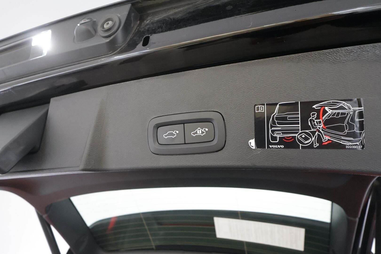 Volvo XC40 2022 P6 Recharge Plus - | ACC | ILP | Koukku | Muistipenkki | Sporttipenkit | Pilot Assist | P.kamera | BLIS | Keyless | Sähk. takaluukku | 2x renkaat aluin | Merkkihuollot | 
