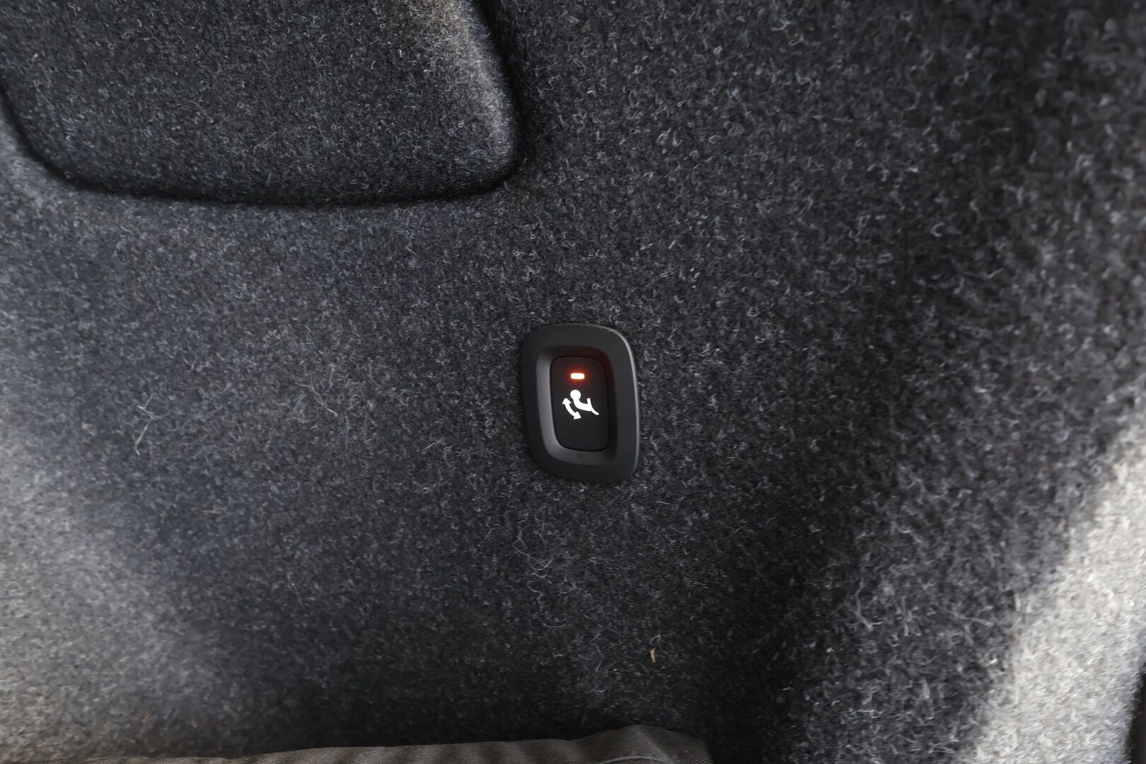 Volvo XC40 2022 P6 Recharge Plus - | ACC | ILP | Koukku | Muistipenkki | Sporttipenkit | Pilot Assist | P.kamera | BLIS | Keyless | Sähk. takaluukku | 2x renkaat aluin | Merkkihuollot | 