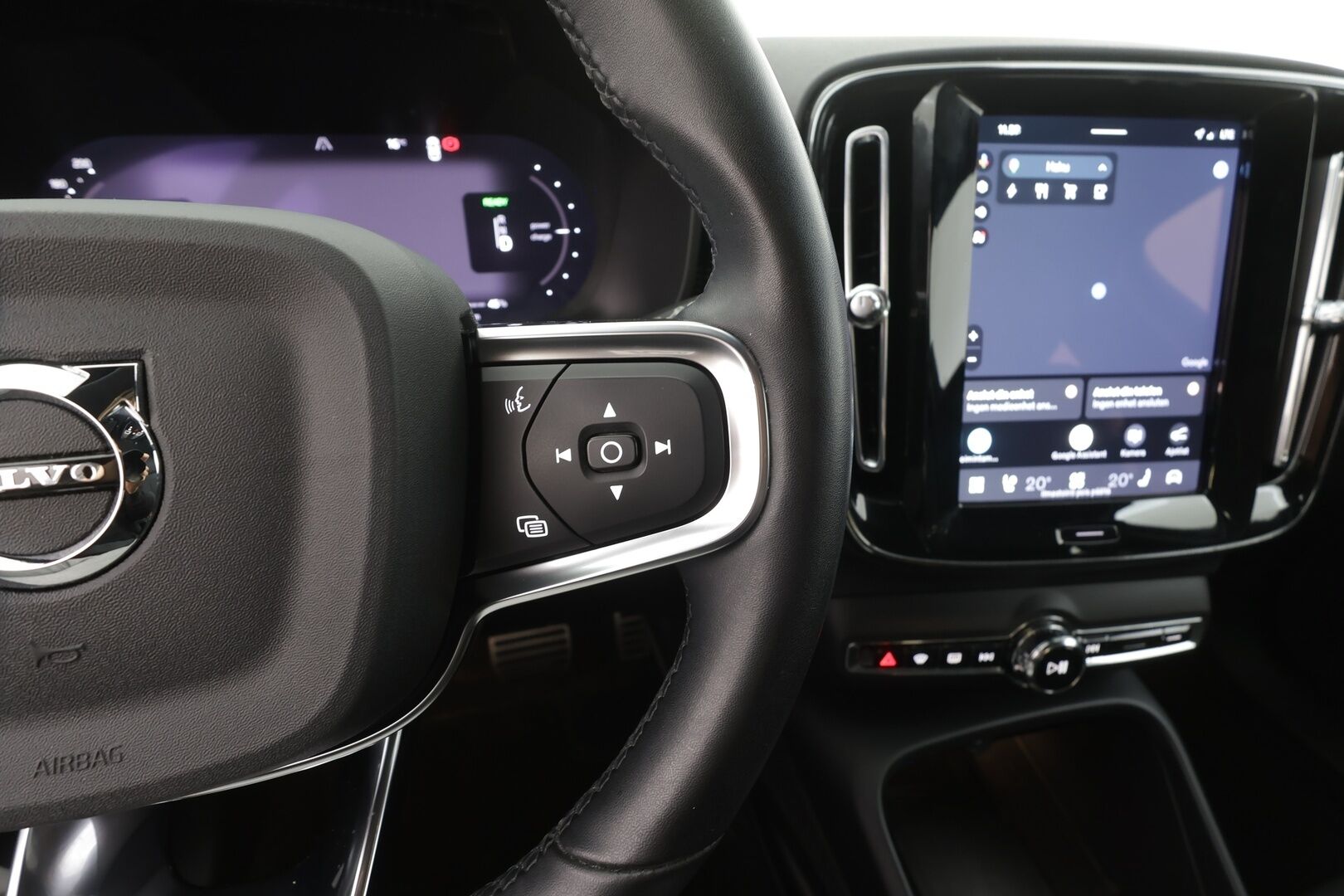 Volvo XC40 2022 P6 Recharge Plus - | ACC | ILP | Koukku | Muistipenkki | Sporttipenkit | Pilot Assist | P.kamera | BLIS | Keyless | Sähk. takaluukku | 2x renkaat aluin | Merkkihuollot | 