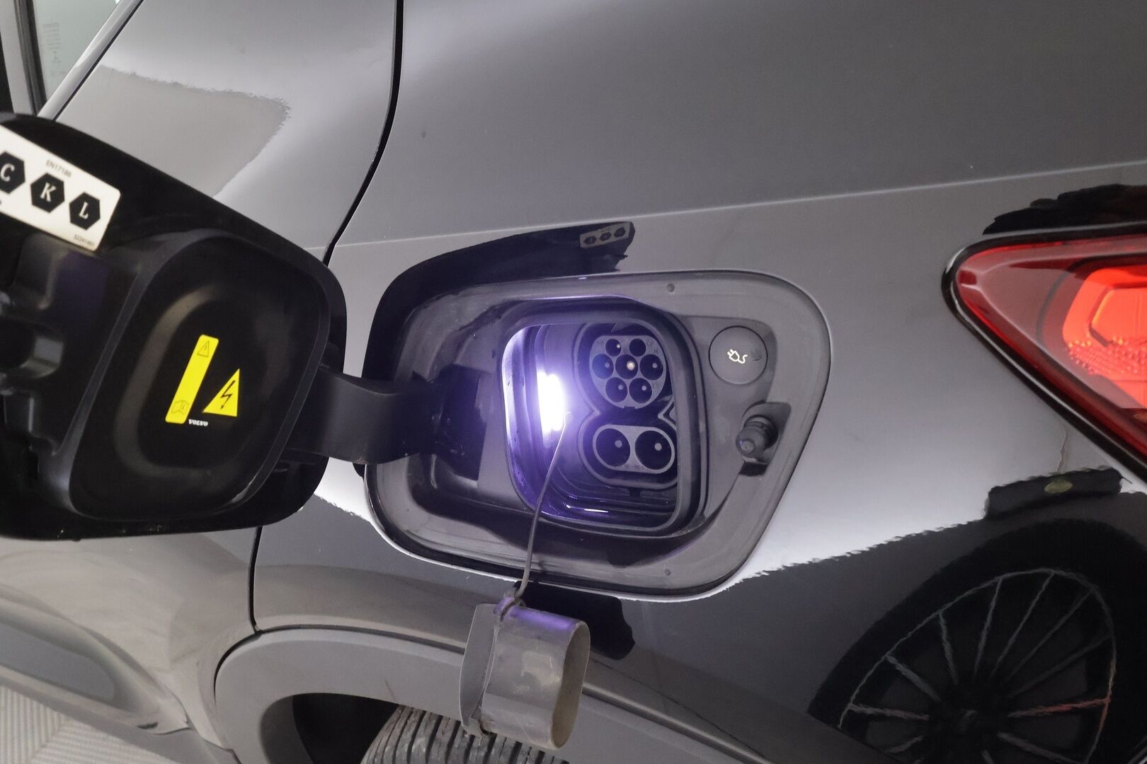 Volvo XC40 2022 P6 Recharge Plus - | ACC | ILP | Koukku | Muistipenkki | Sporttipenkit | Pilot Assist | P.kamera | BLIS | Keyless | Sähk. takaluukku | 2x renkaat aluin | Merkkihuollot | 