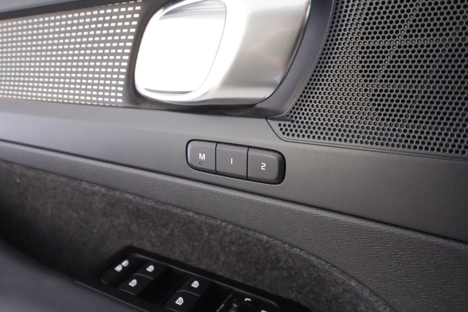 Volvo XC40 2022 P6 Recharge Plus - | ACC | ILP | Koukku | Muistipenkki | Sporttipenkit | Pilot Assist | P.kamera | BLIS | Keyless | Sähk. takaluukku | 2x renkaat aluin | Merkkihuollot | 