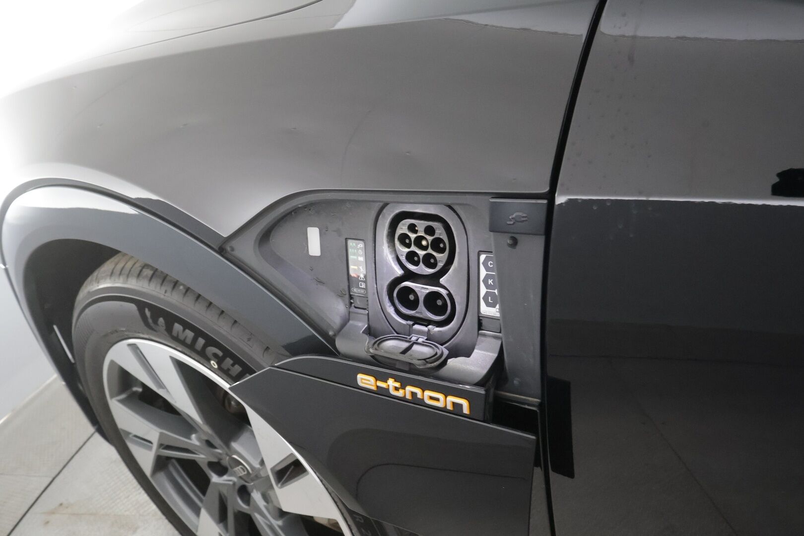 AUDI E-TRON 2023 95kWh 55 Quattro 408hv - | ACC | Lisälämmitin | Koukku | Muistipenkki | P.Kamera | Sporttinahat | Apple&Android | Merkkihuollettu | Kahdet Renkaat | Koti & Kauppalaturi |