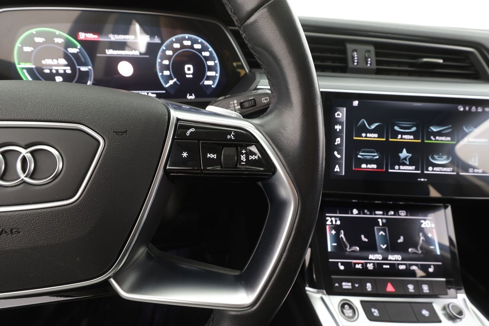AUDI E-TRON 2023 95kWh 55 Quattro 408hv - | ACC | Lisälämmitin | Koukku | Muistipenkki | P.Kamera | Sporttinahat | Apple&Android | Merkkihuollettu | Kahdet Renkaat | Koti & Kauppalaturi |