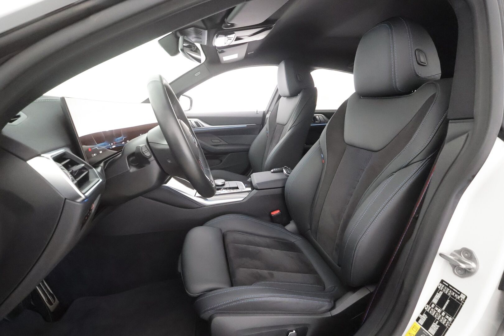 BMW I4 M50 2024 M50 Charged Plus - | ACC | Lisälämmitin | Koukku | H/K | Widescreen | HUD | Muistipenkki | 360-Kamera | LED | Sporttinahat | Comfort access | Apple&Android | Merkkihuollettu | Kahdet Renkaat |