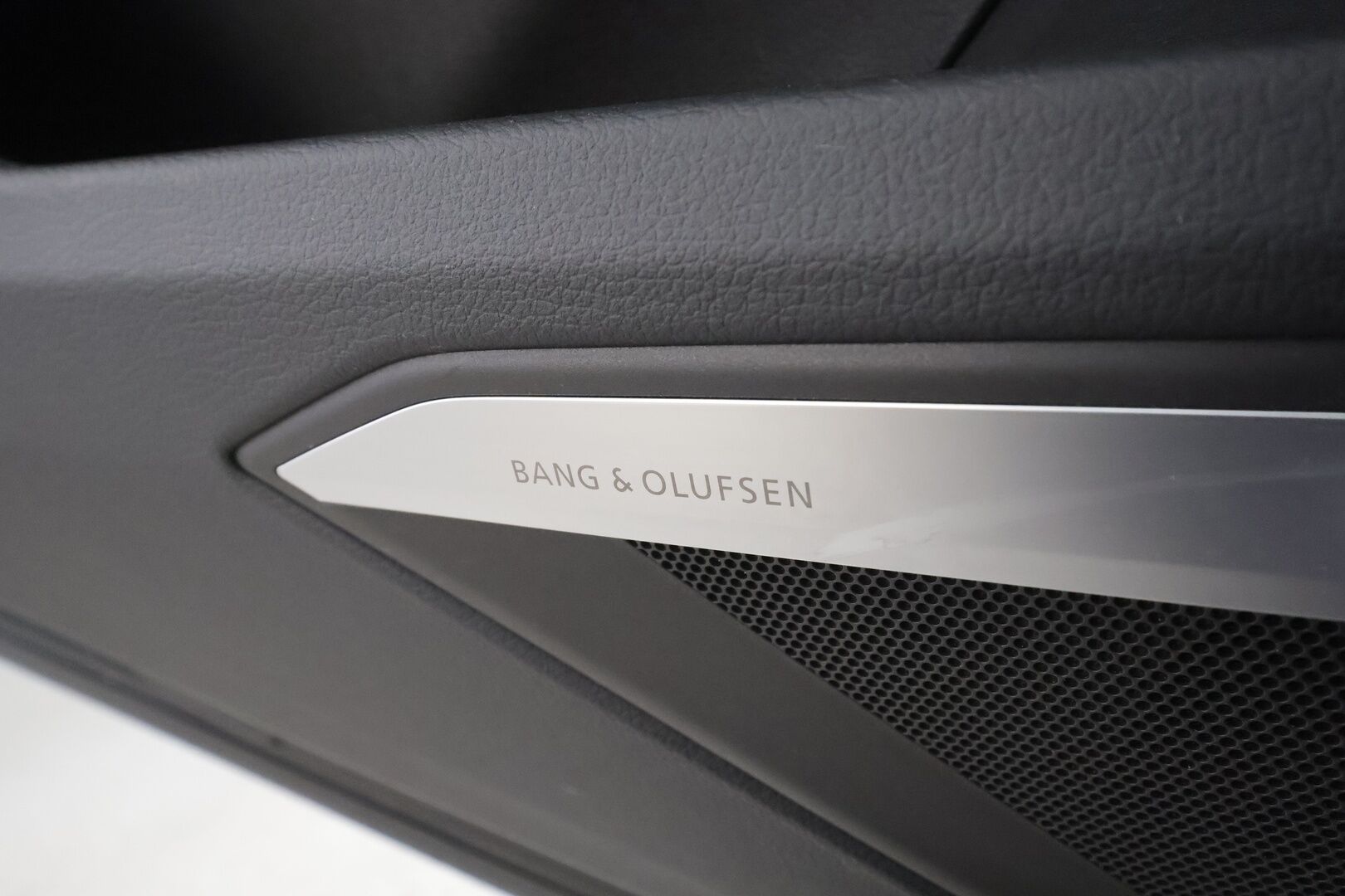 AUDI Q8 E-TRON 2024 55 Quattro S-Line - | ACC | Lisälämmitin | Koukku | Matrix-LED | Panorama | Ilma-alusta | B&O | Muistipenkki | 360-kamera | Keyless | Kahdet Renkaat | Merkkihuollettu |